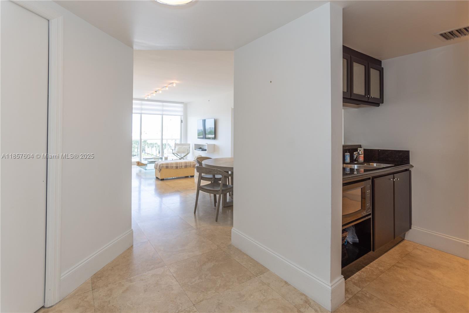Apartamento à Venda em Surfside, FL