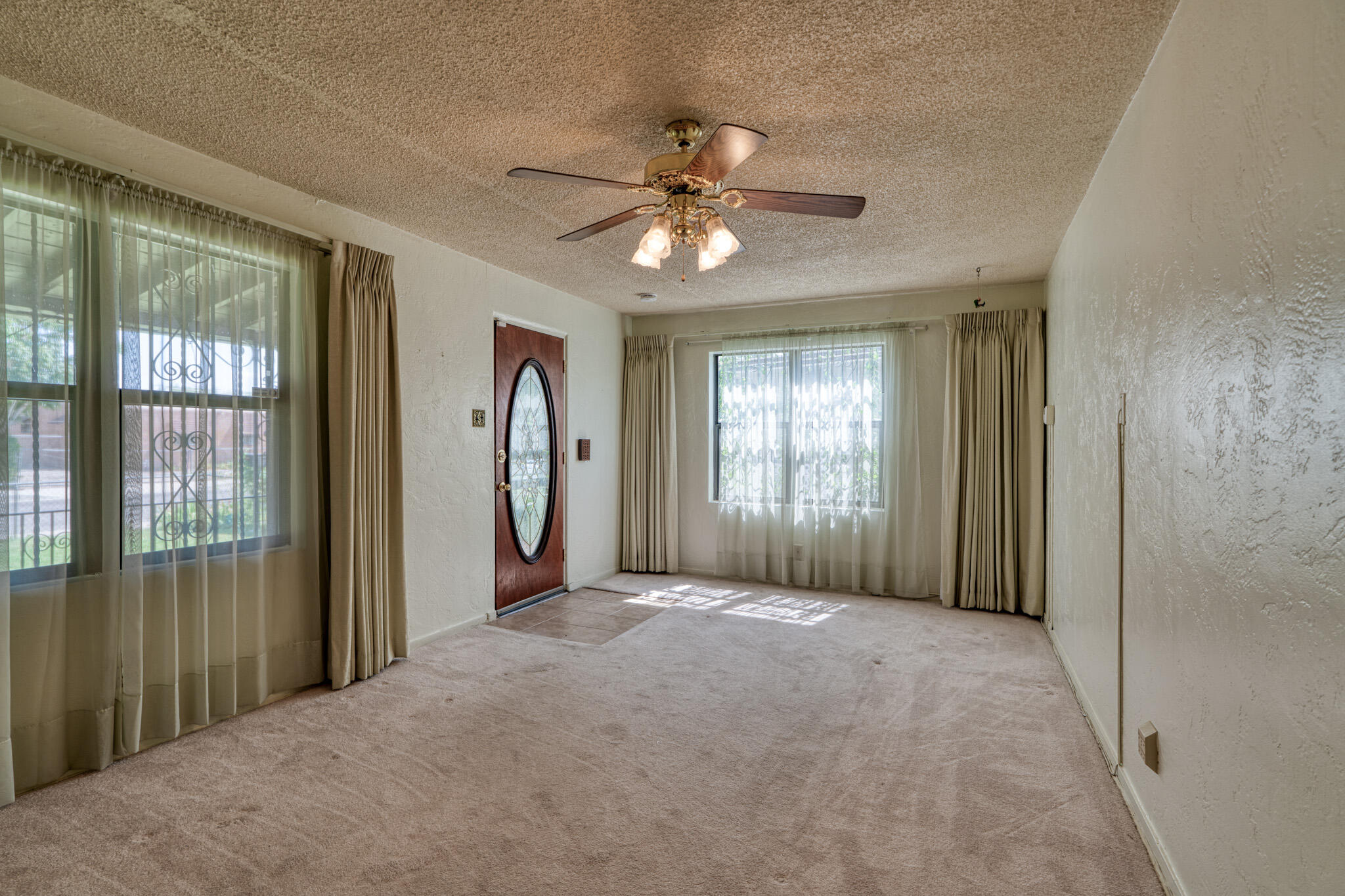 828 SAN CLEMENTE Avenue NW Living Room