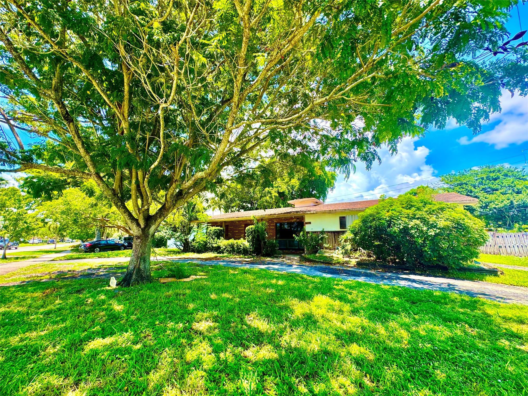 Hollywood Hills 6-22 B