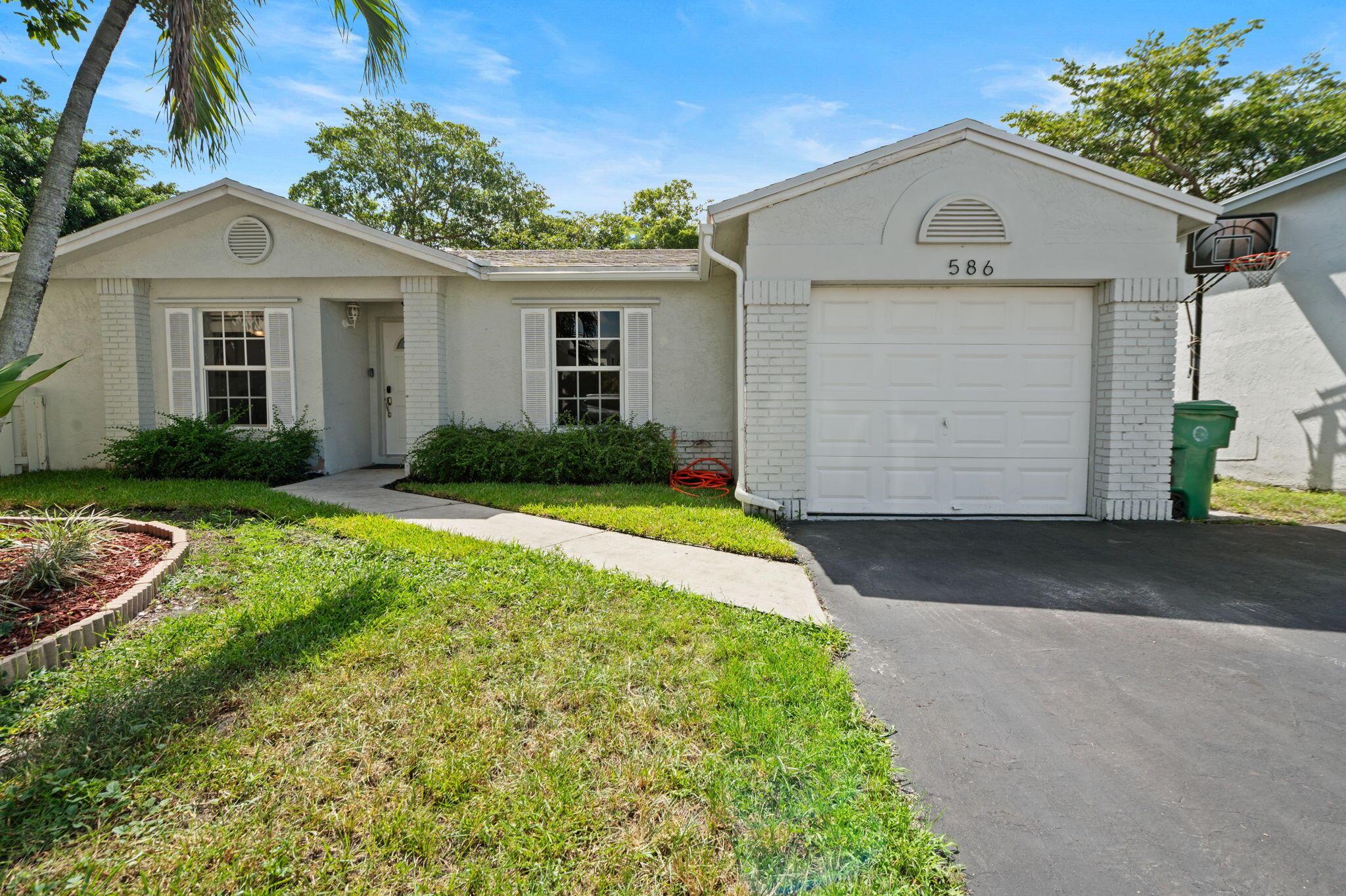 586 Abingdon Way Davie FL 33325 | R11115828