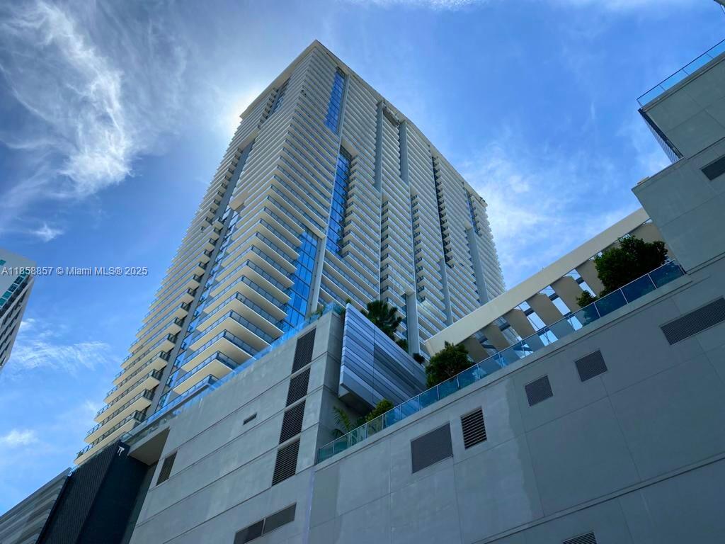 Experience luxury living in this sleek 1-bed, 1.5-bath condo at Reach, Brickell City Centre. Boasting modern finishes, spacious design, and access to world-class amenities, this residence offers the perfect blend of sophistication and convenience in the heart of Miami’s vibrant financial district. Price for a quick sale !!!