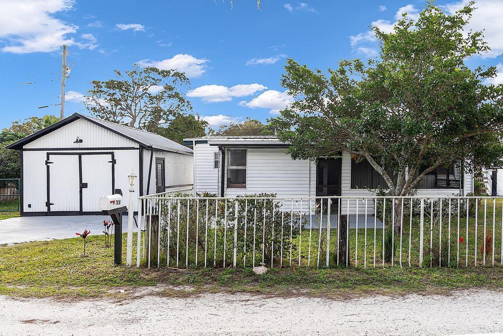 Homes for sale in Hobe Sound, FL | 7818 Se Arrance Street, Hobe Sound, FL 33455 | MLS# R11116159