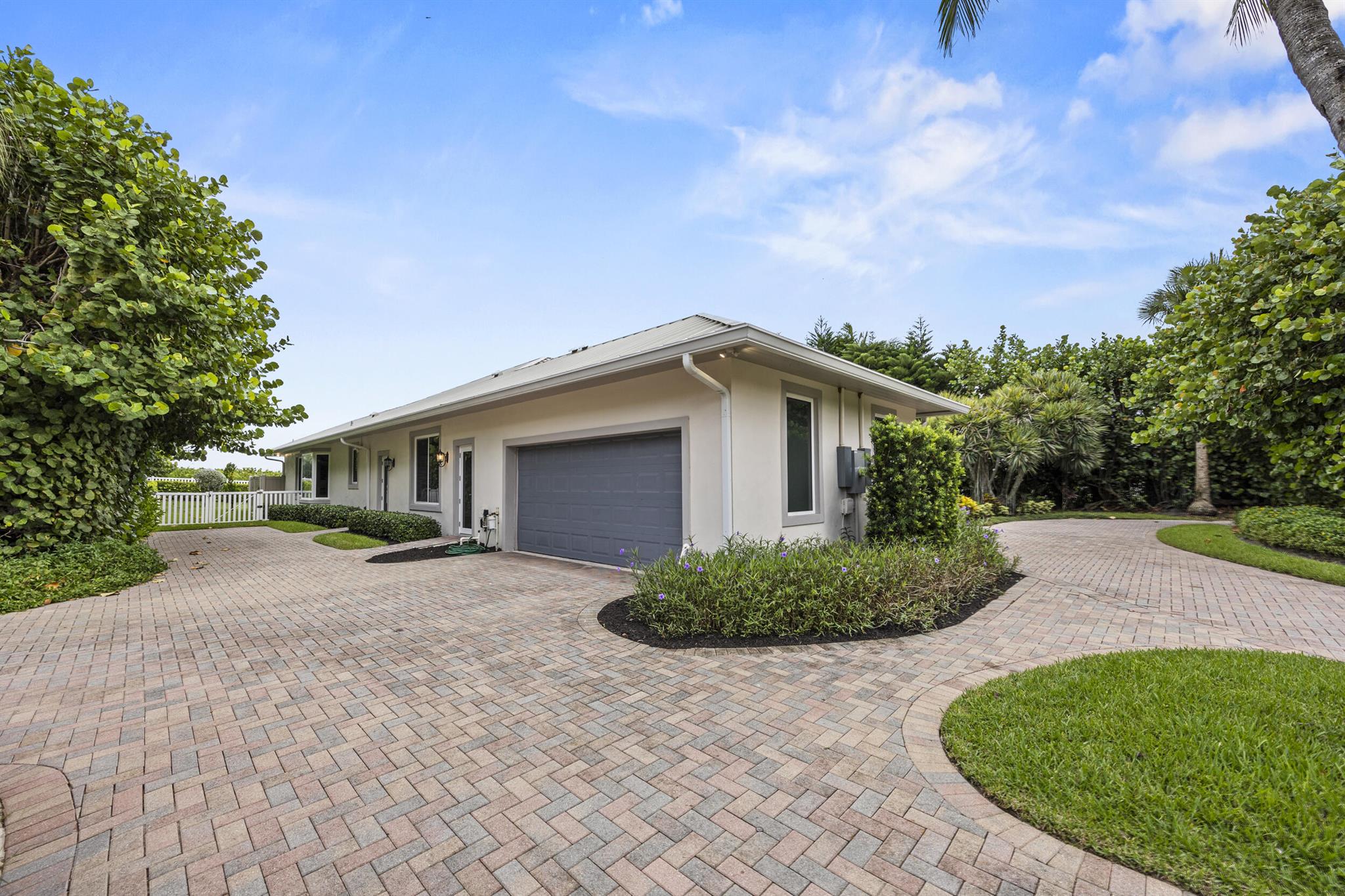 Homes for sale in Jupiter Island, FL | 77 N Beach Road, Jupiter Island, FL 33455 | MLS# R11116603