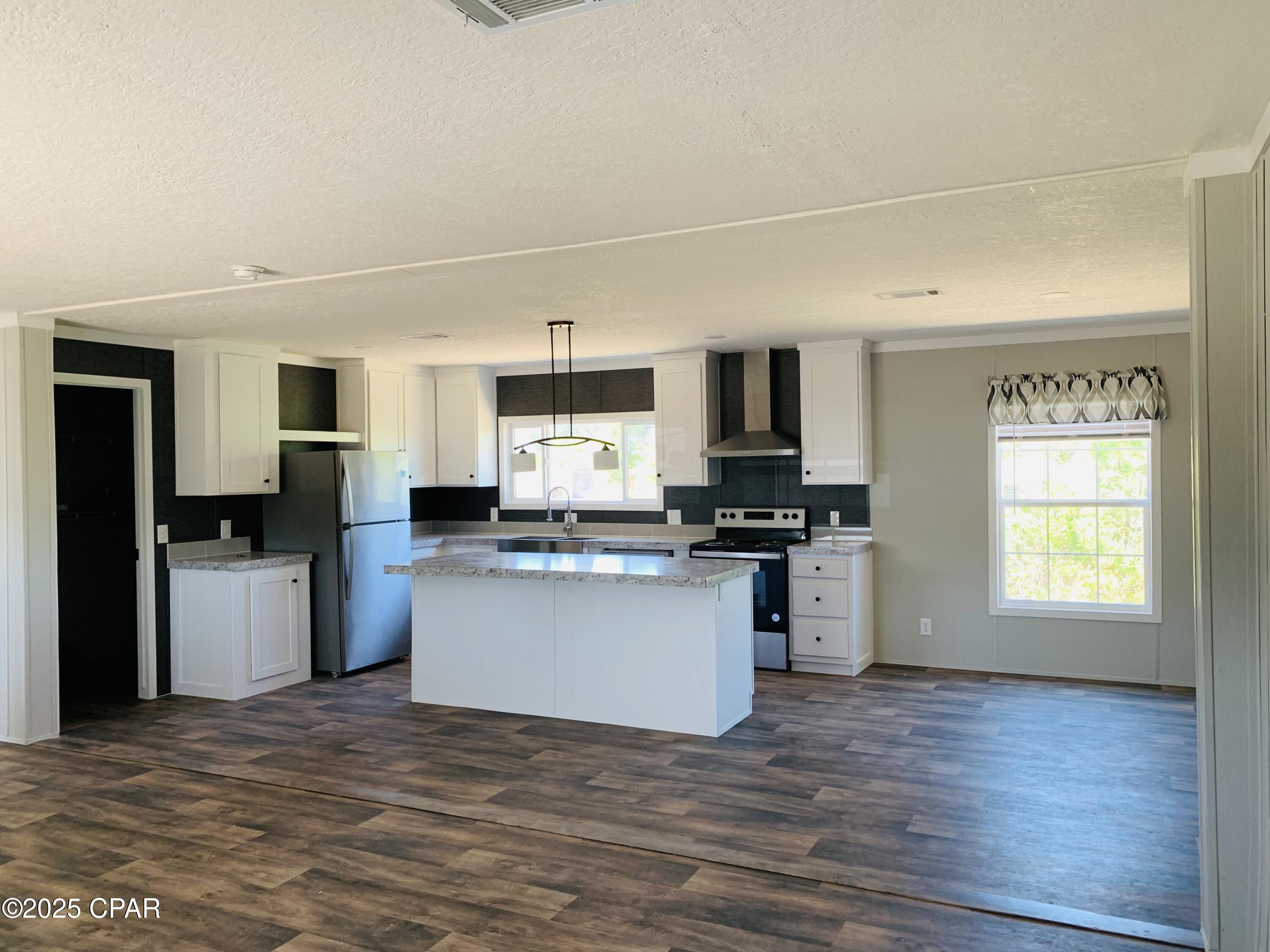 Listing photo id 14 for 333 Star Avenue