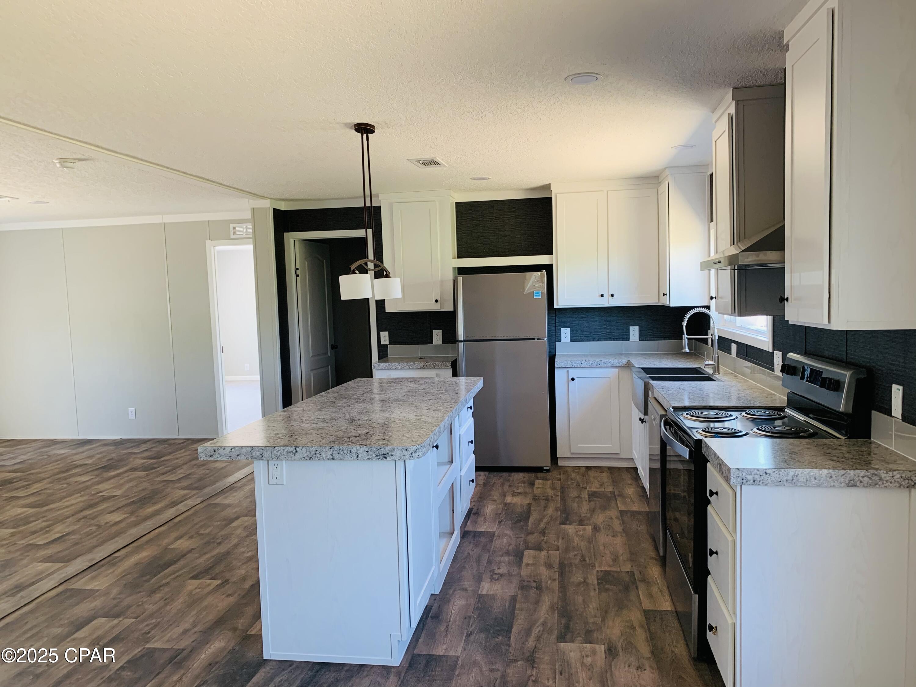 Listing photo id 16 for 333 Star Avenue