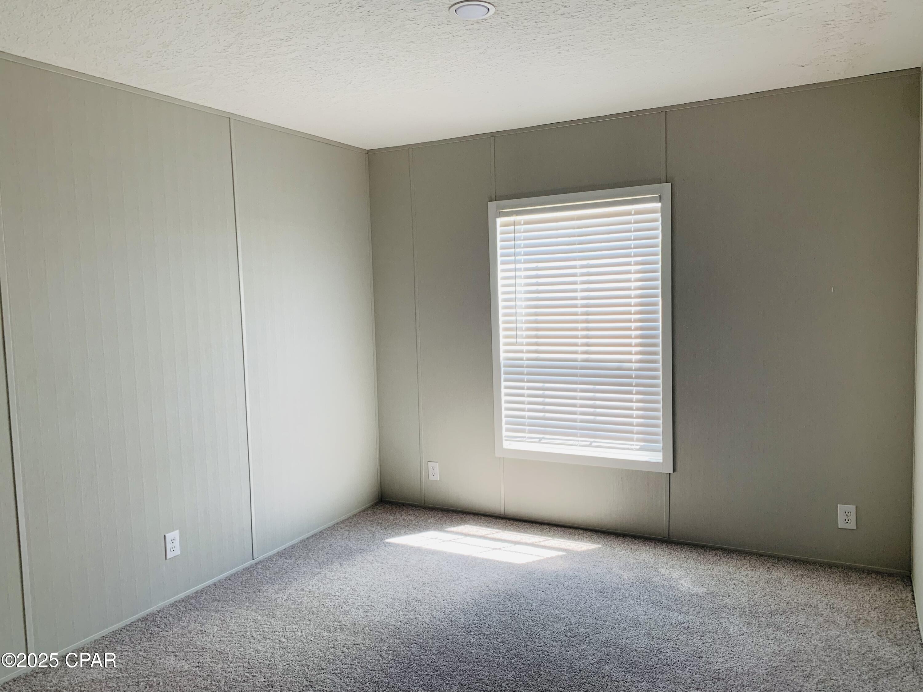 Listing photo id 23 for 333 Star Avenue