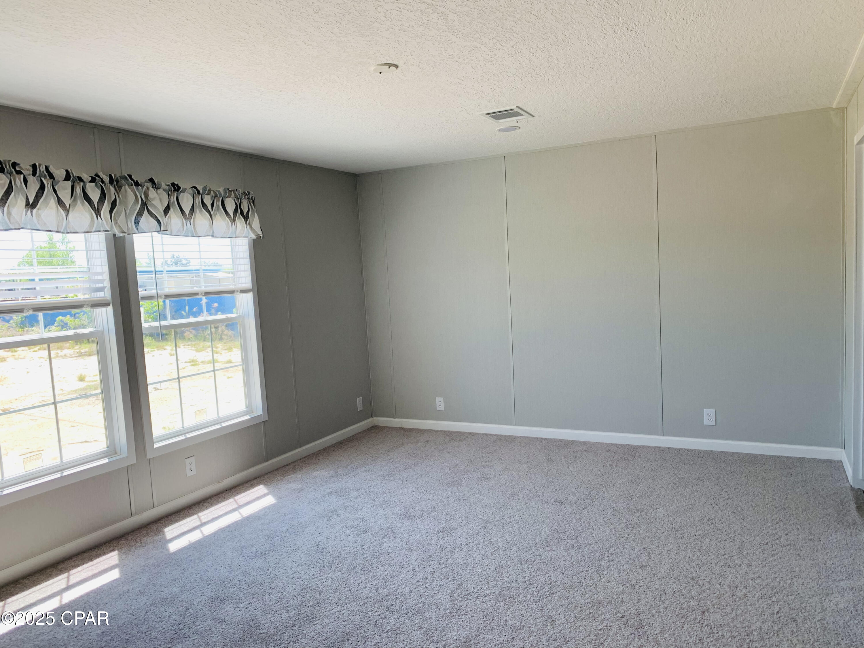 Listing photo id 25 for 333 Star Avenue