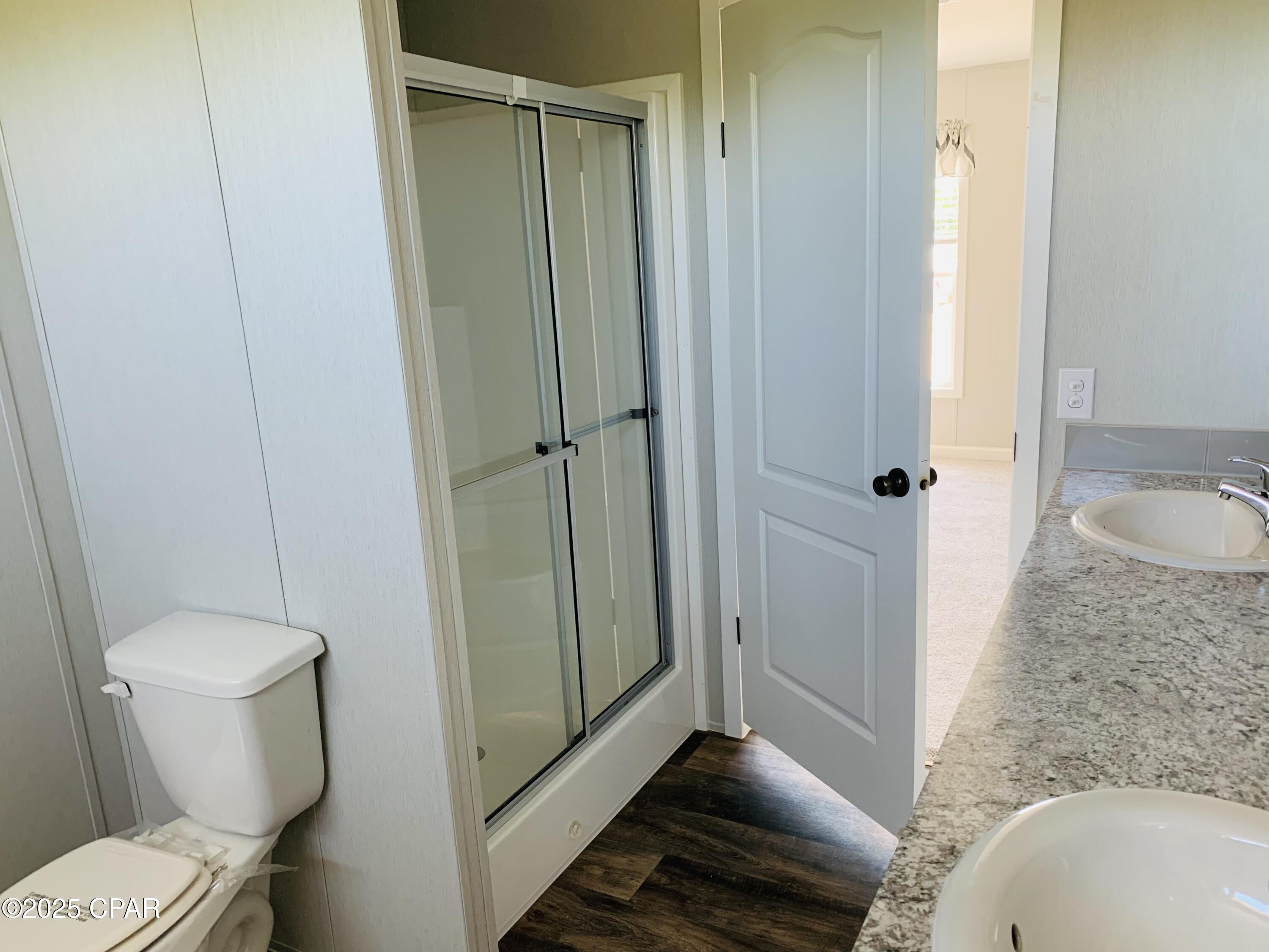 Listing photo id 26 for 333 Star Avenue