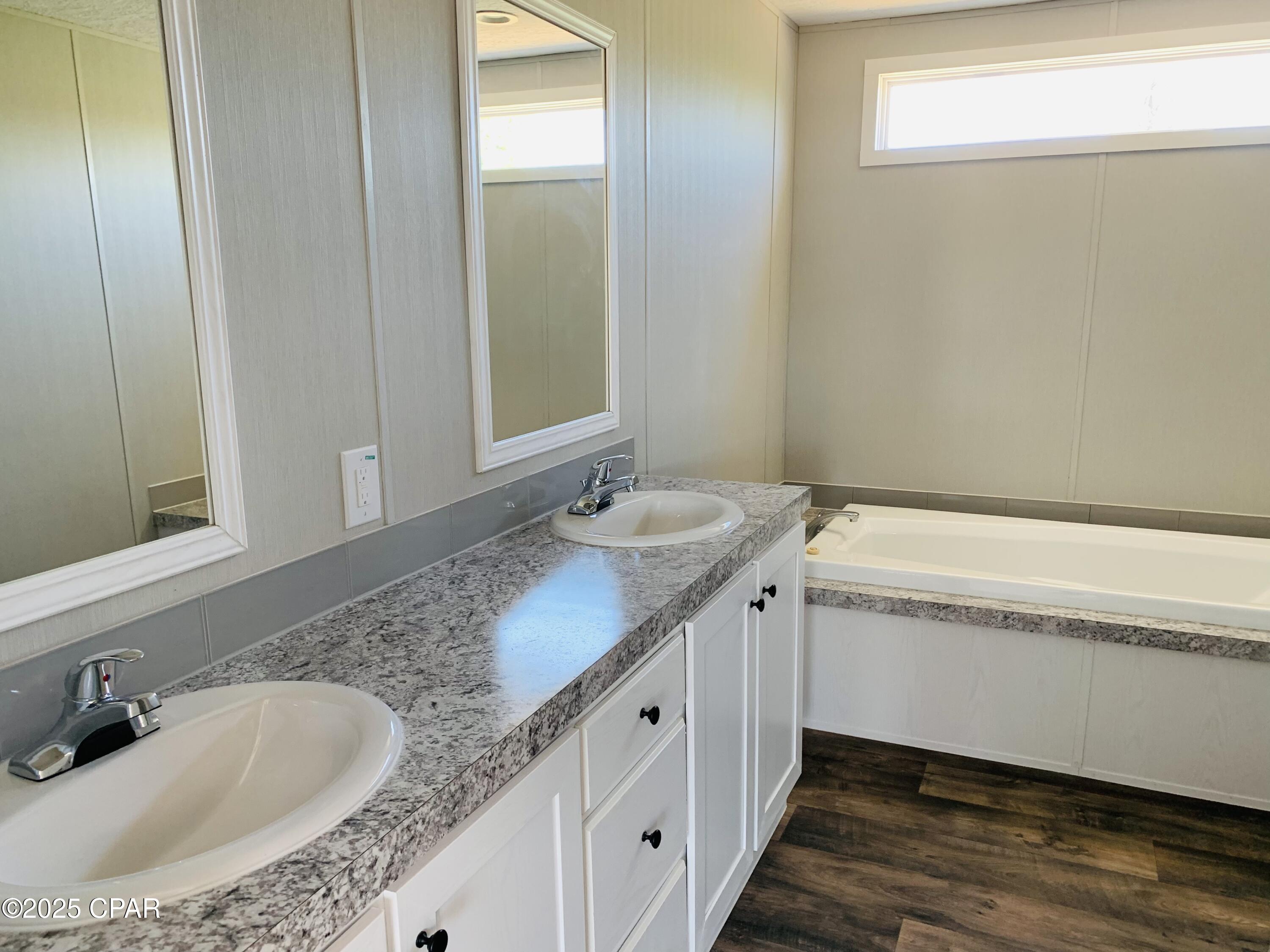 Listing photo id 27 for 333 Star Avenue