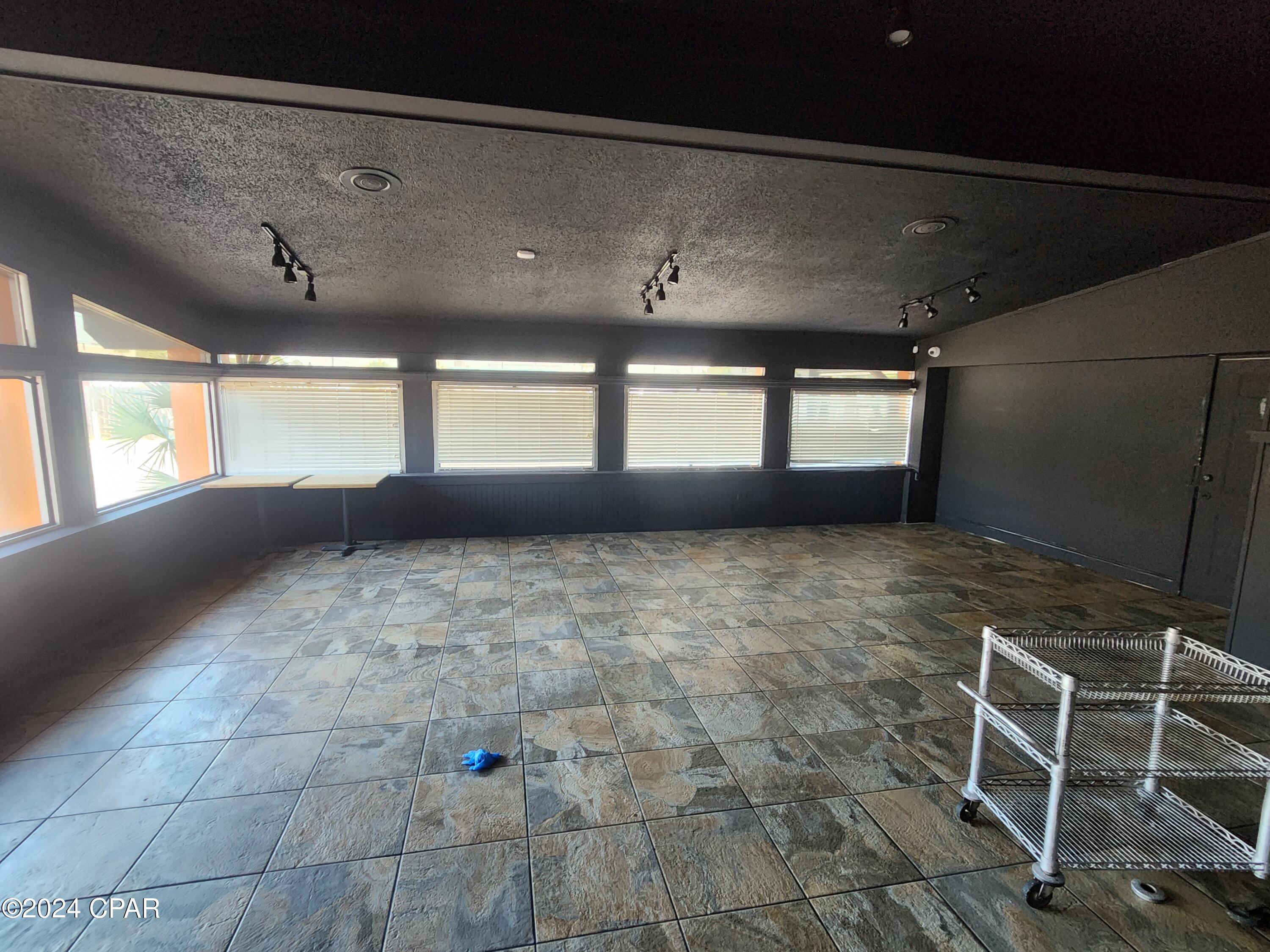 Listing photo id 7 for 1031 15th  