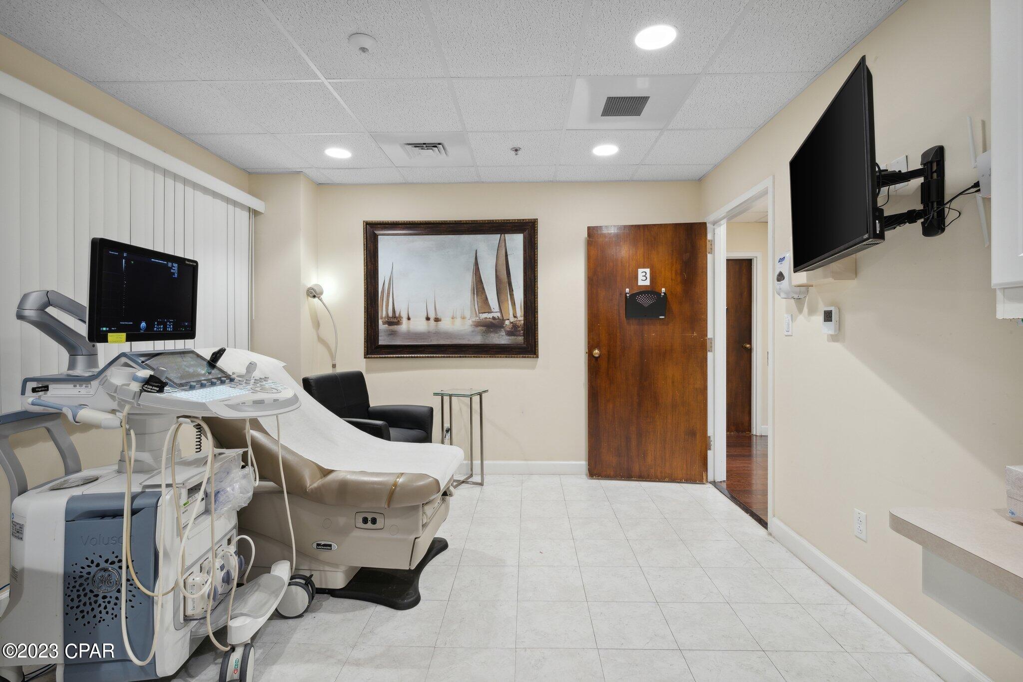 Listing photo id 21 for 2202 State Avenue