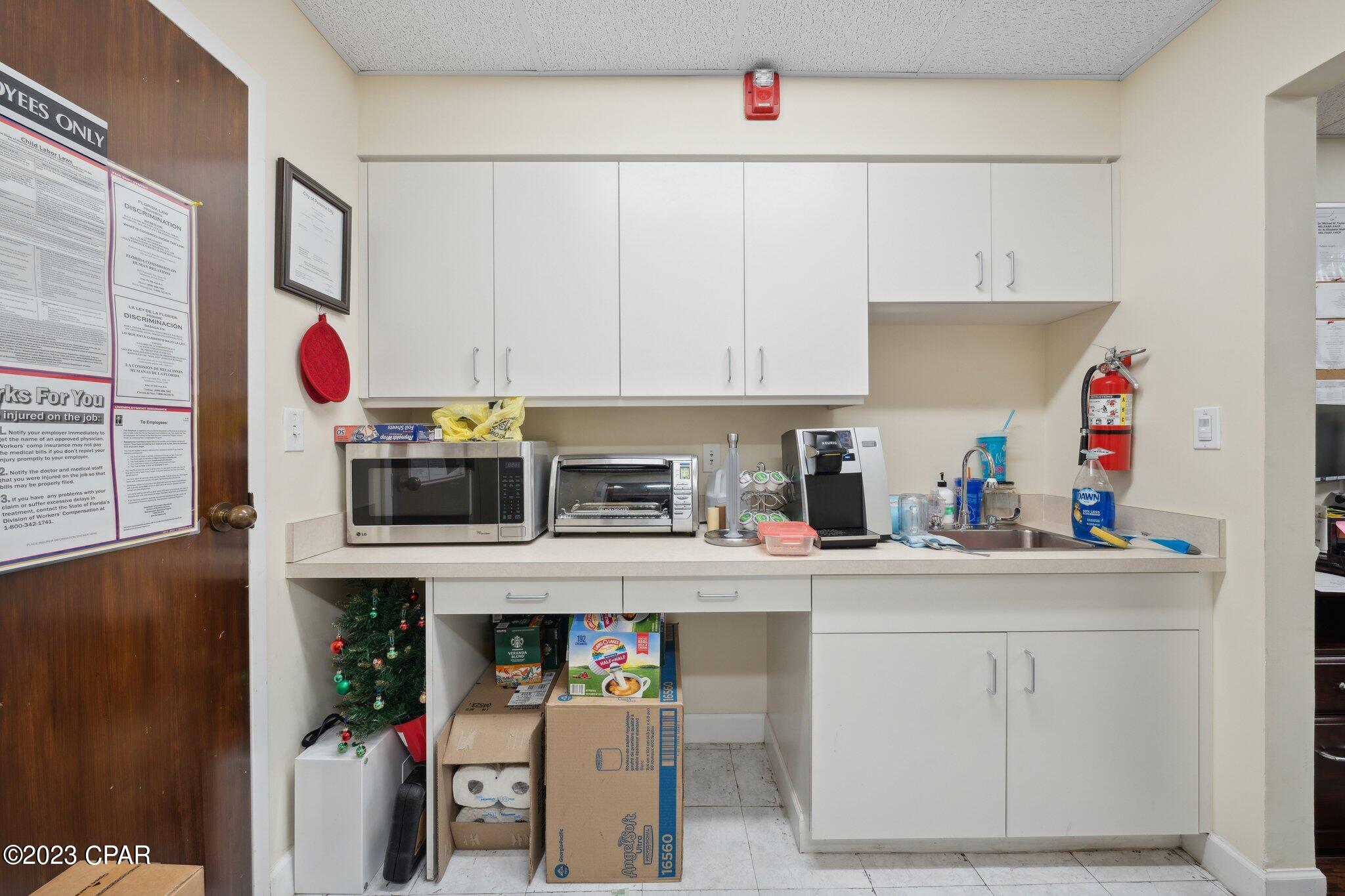 Listing photo id 26 for 2202 State Avenue