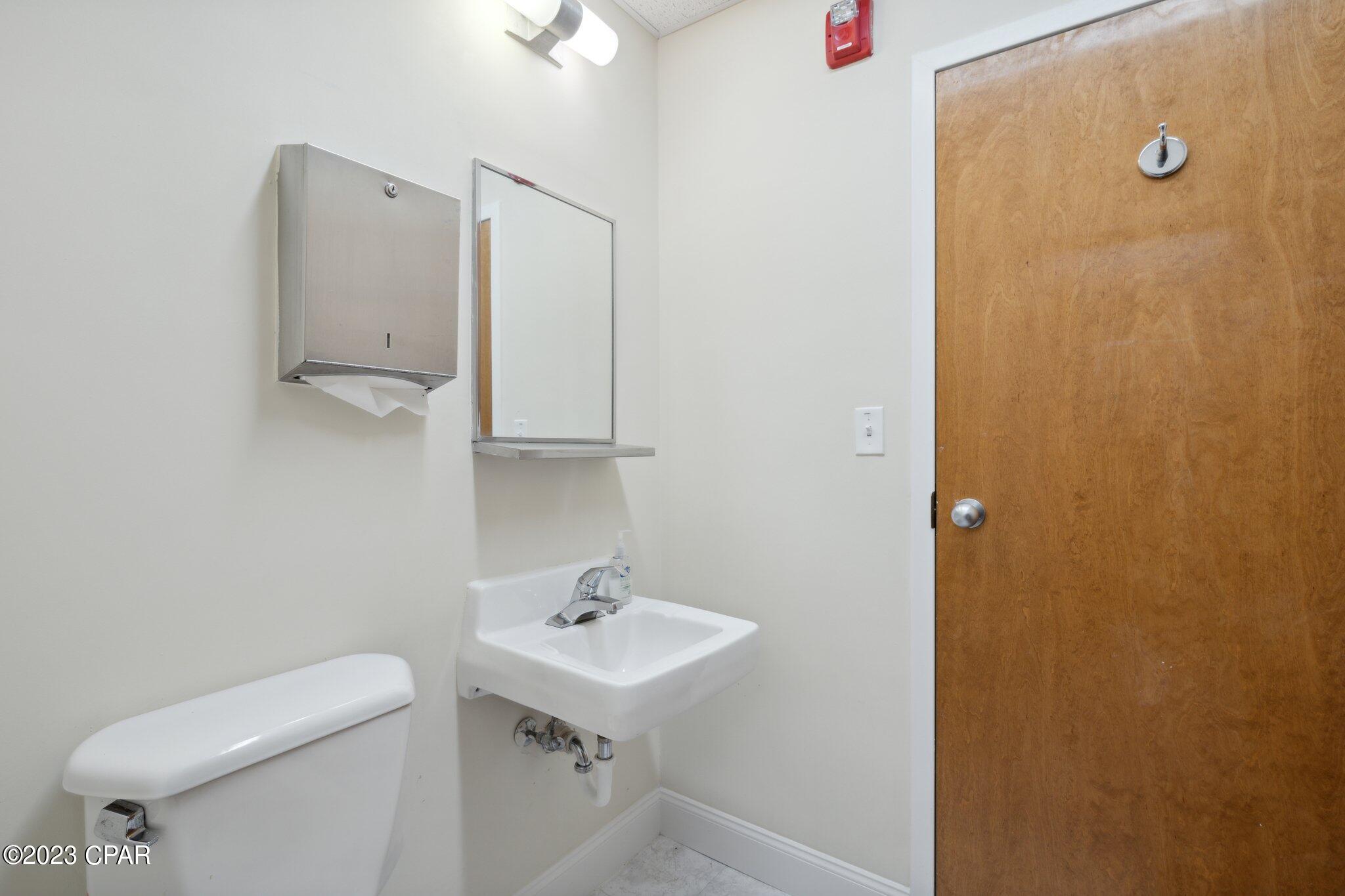 Listing photo id 48 for 2202 State Avenue