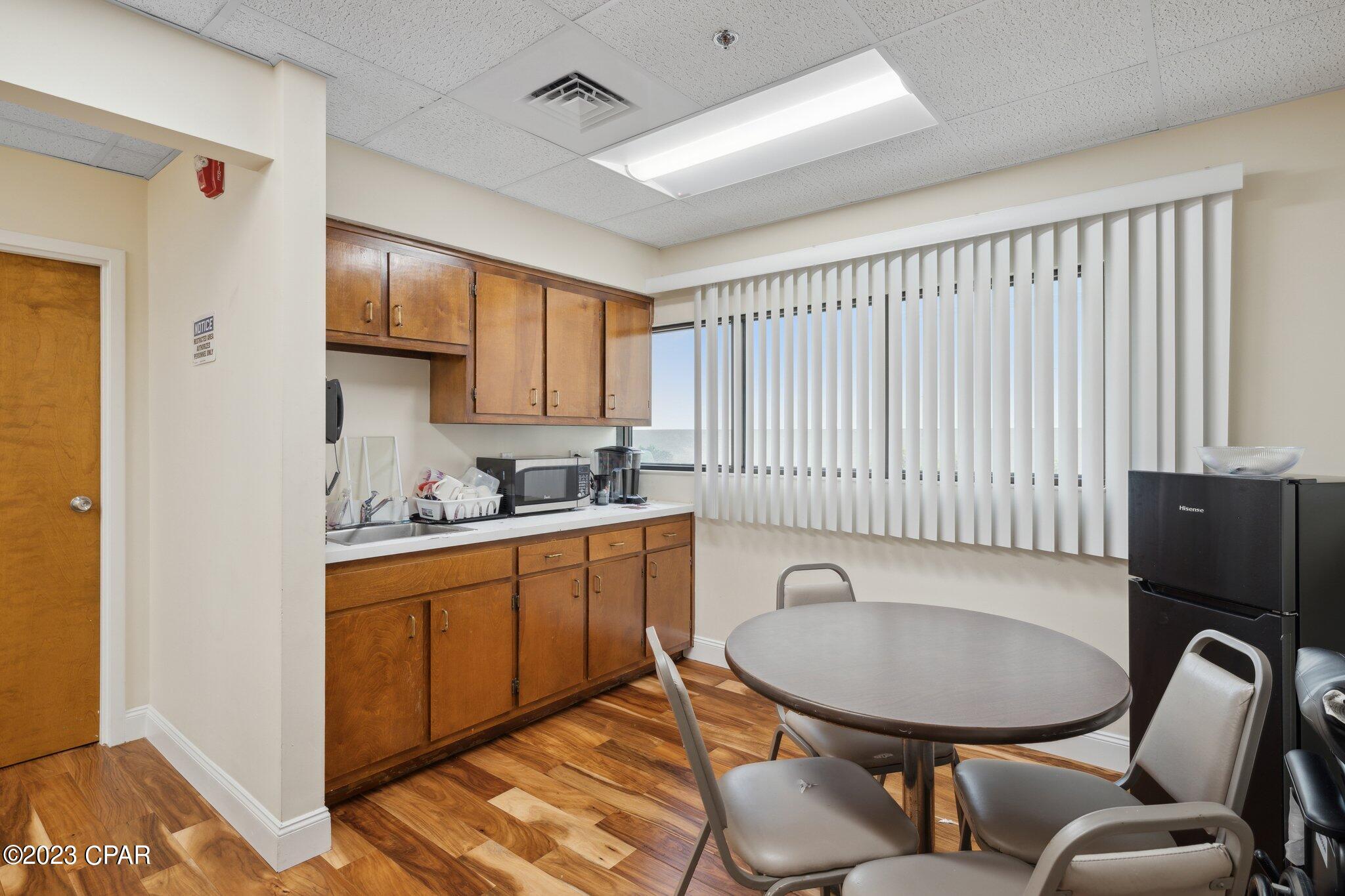 Listing photo id 49 for 2202 State Avenue