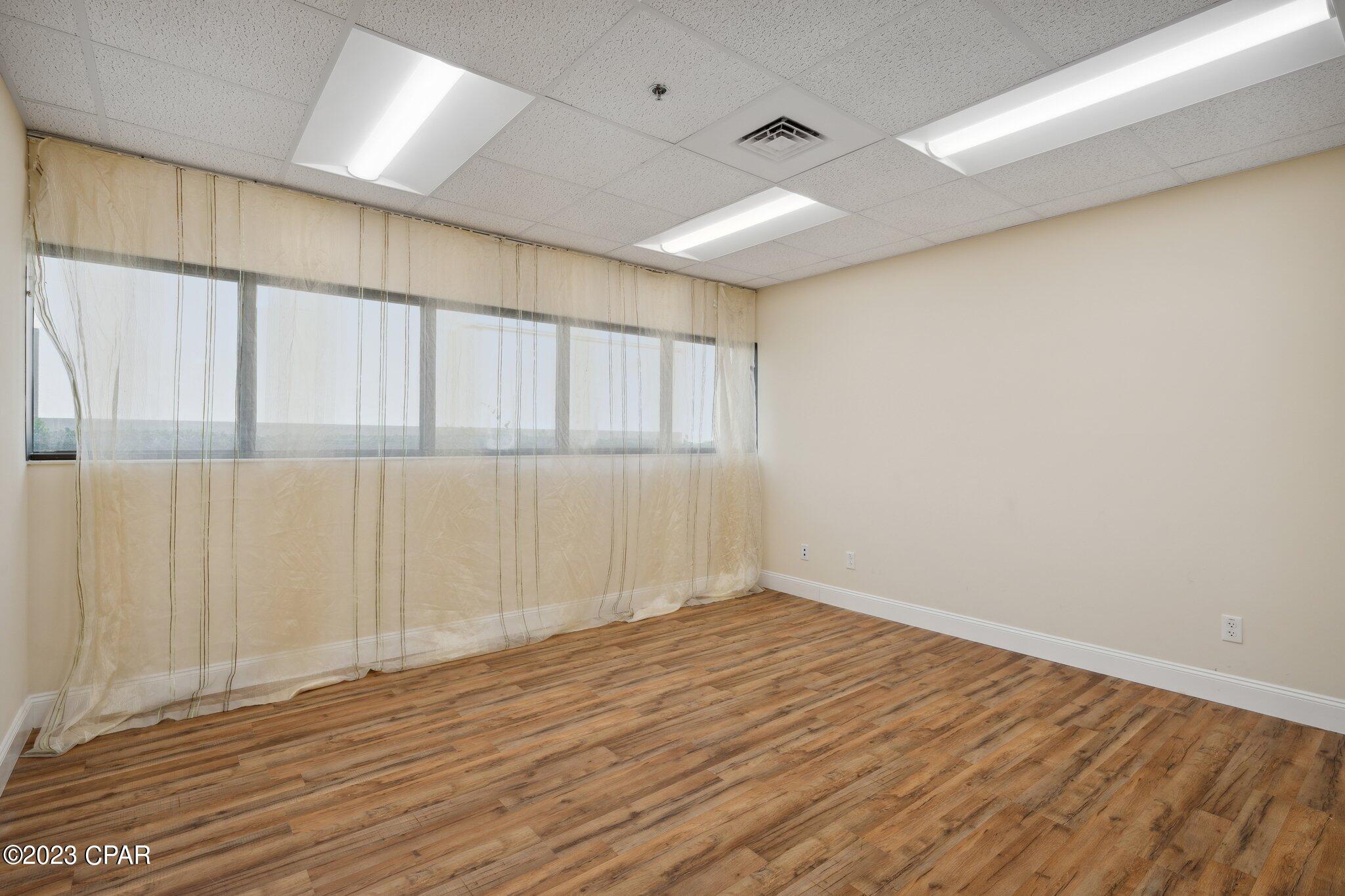 Listing photo id 65 for 2202 State Avenue