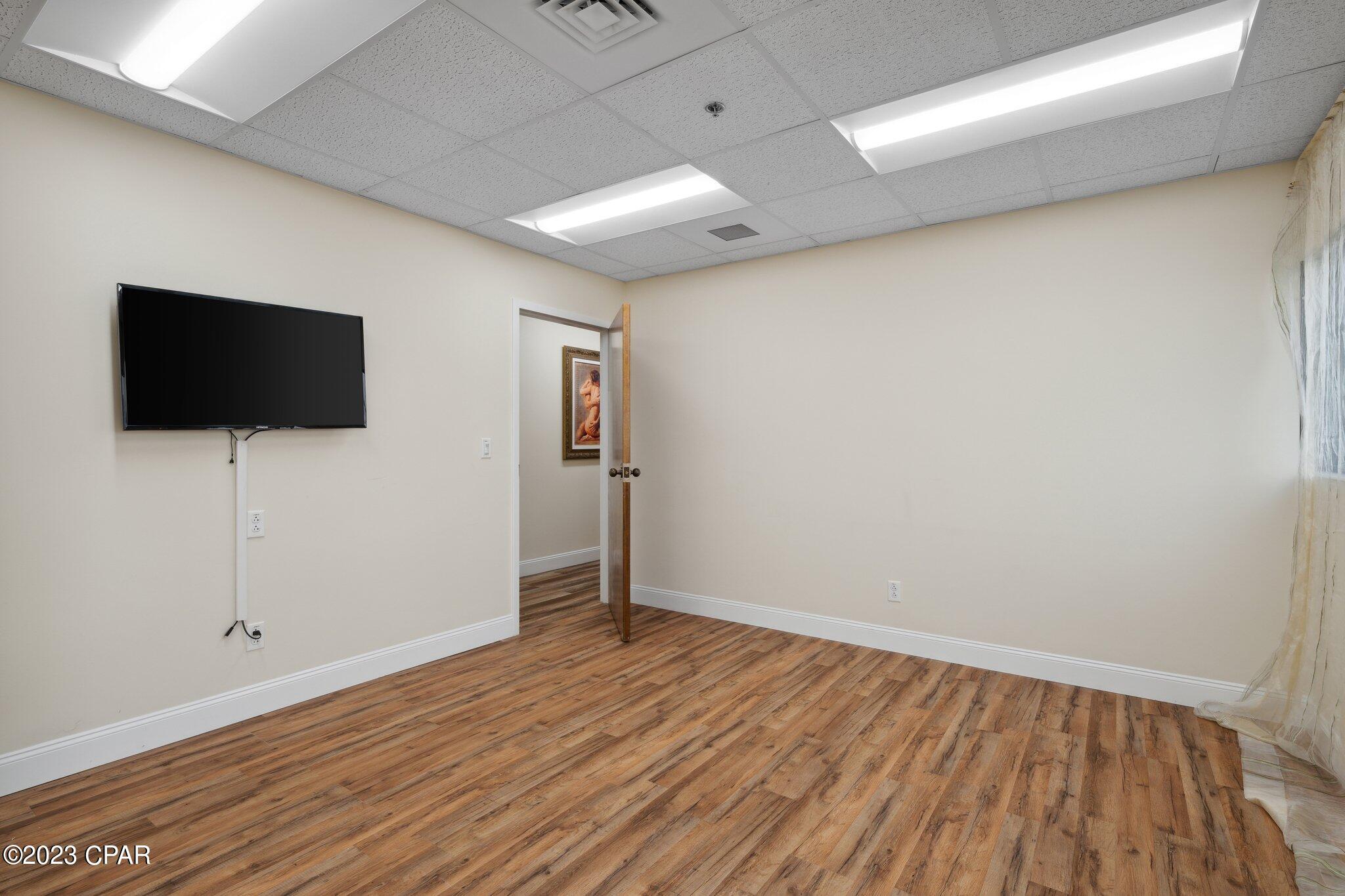 Listing photo id 66 for 2202 State Avenue