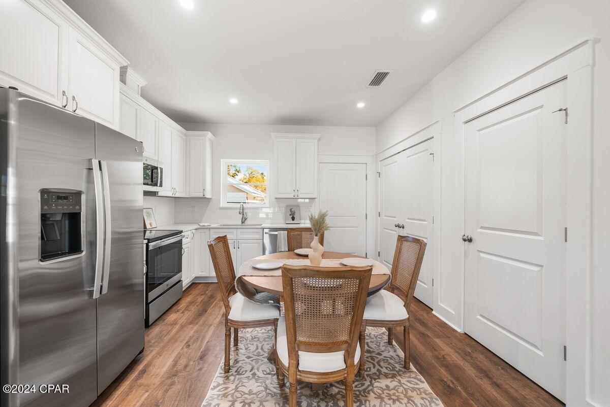 Listing photo id 7 for 2729 Carol Lane