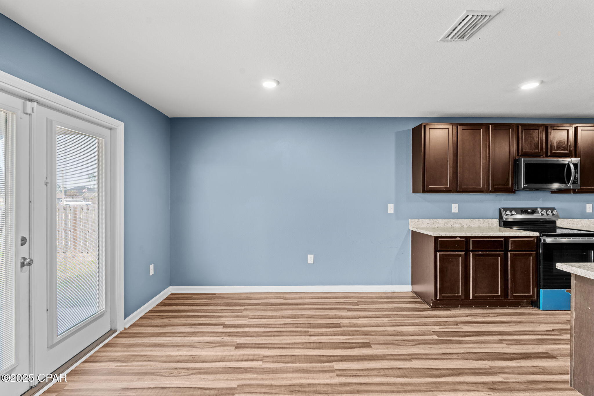 Listing photo id 14 for 3219 Lindsey Street