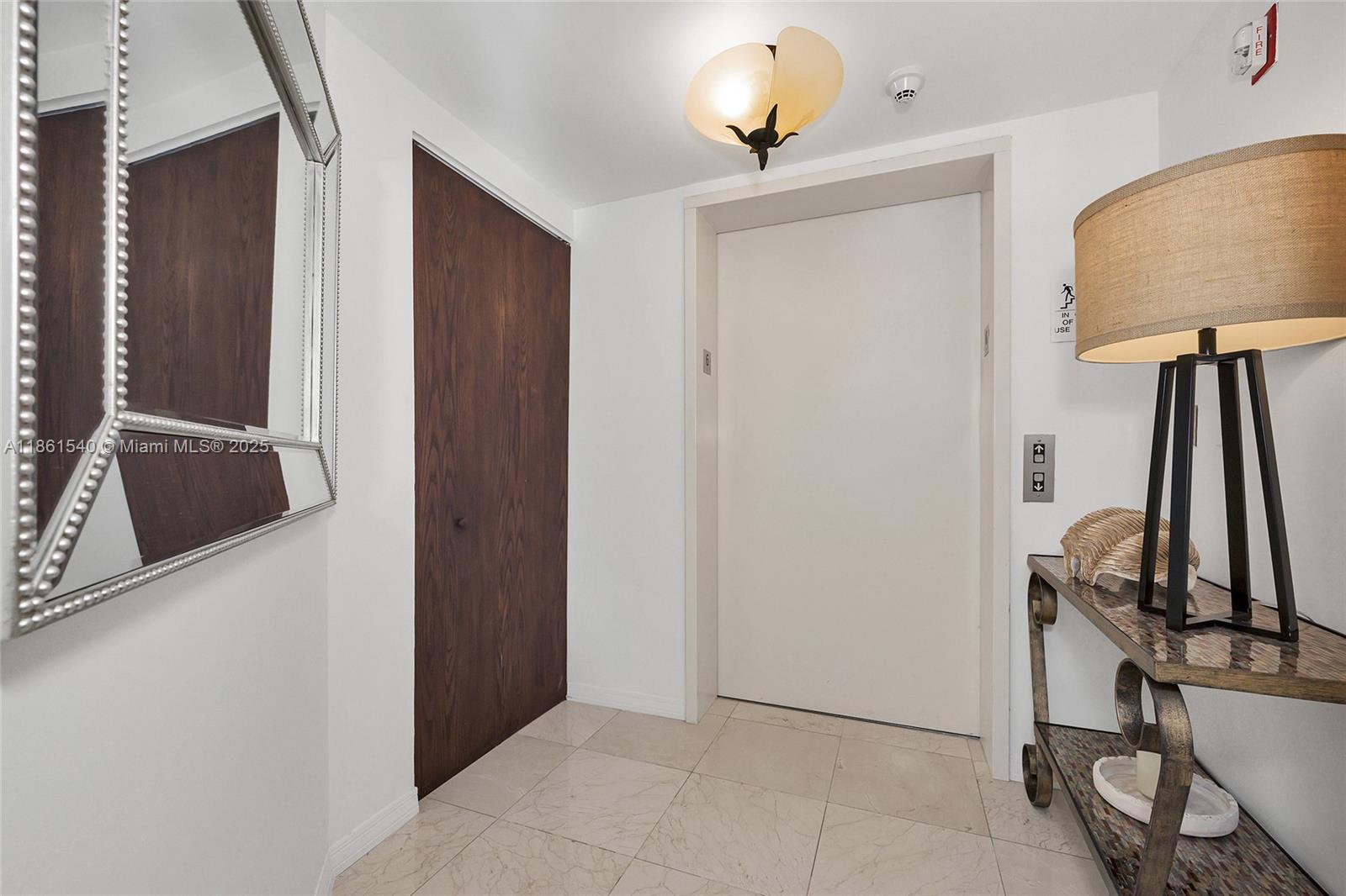 Apartamento à Venda em Surfside, FL