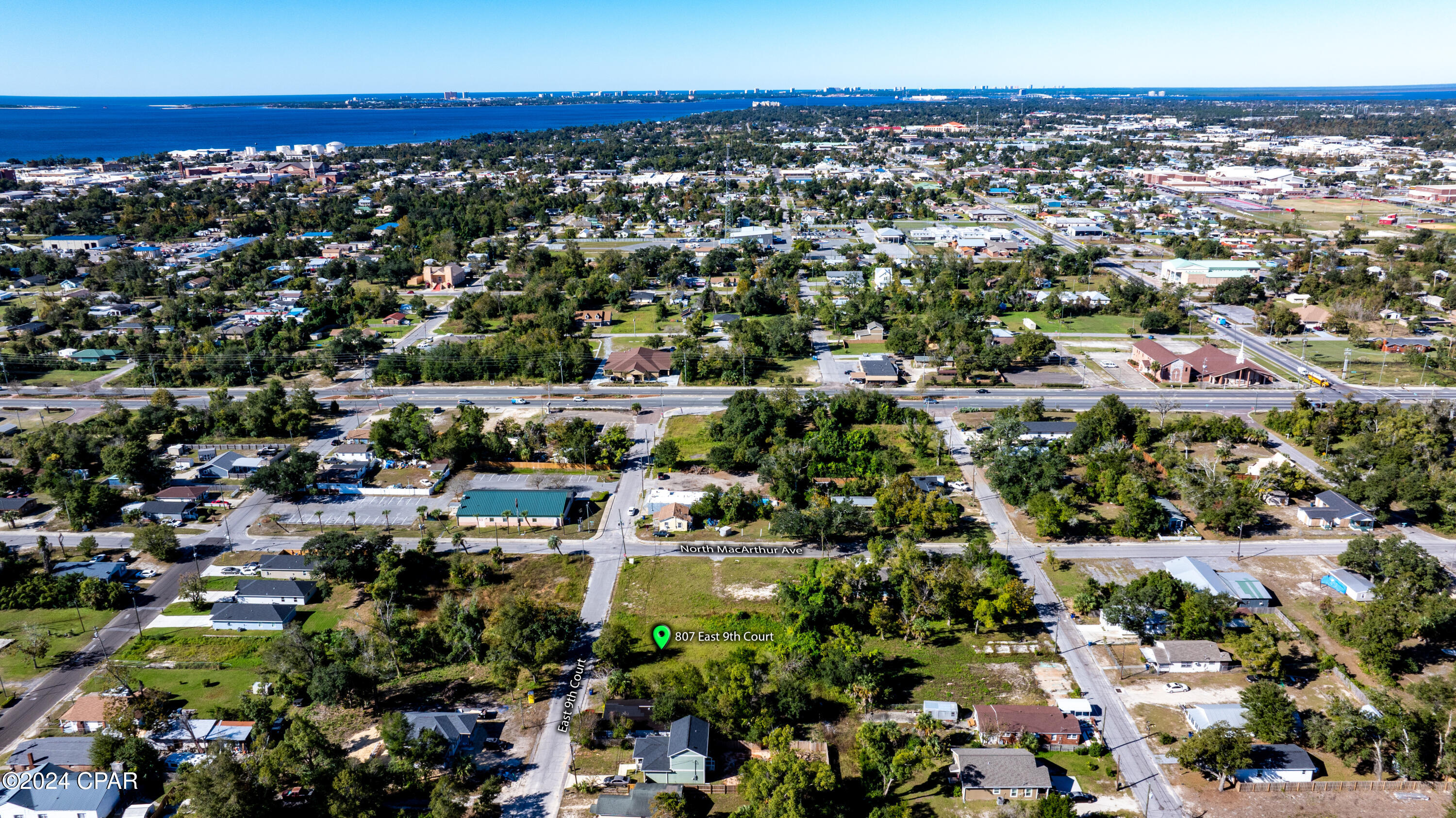 Listing photo id 3 for 807 9th Court