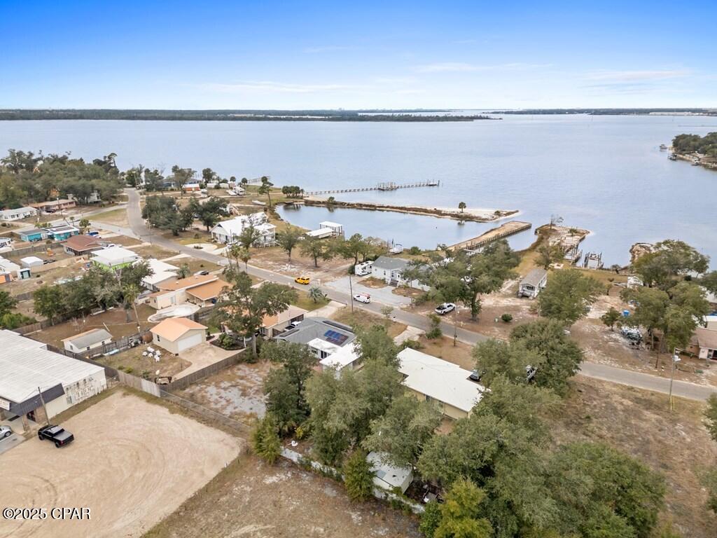 Listing photo id 10 for 303 Blackshear Drive