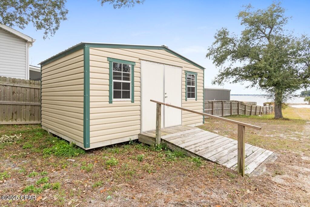 Listing photo id 17 for 303 Blackshear Drive