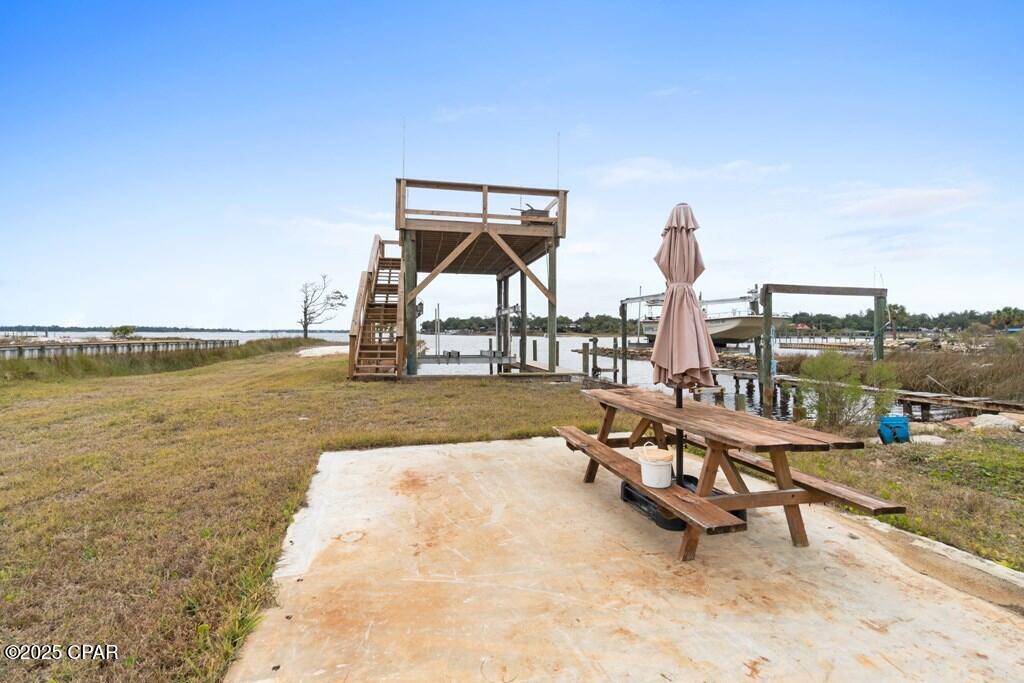 Listing photo id 21 for 303 Blackshear Drive