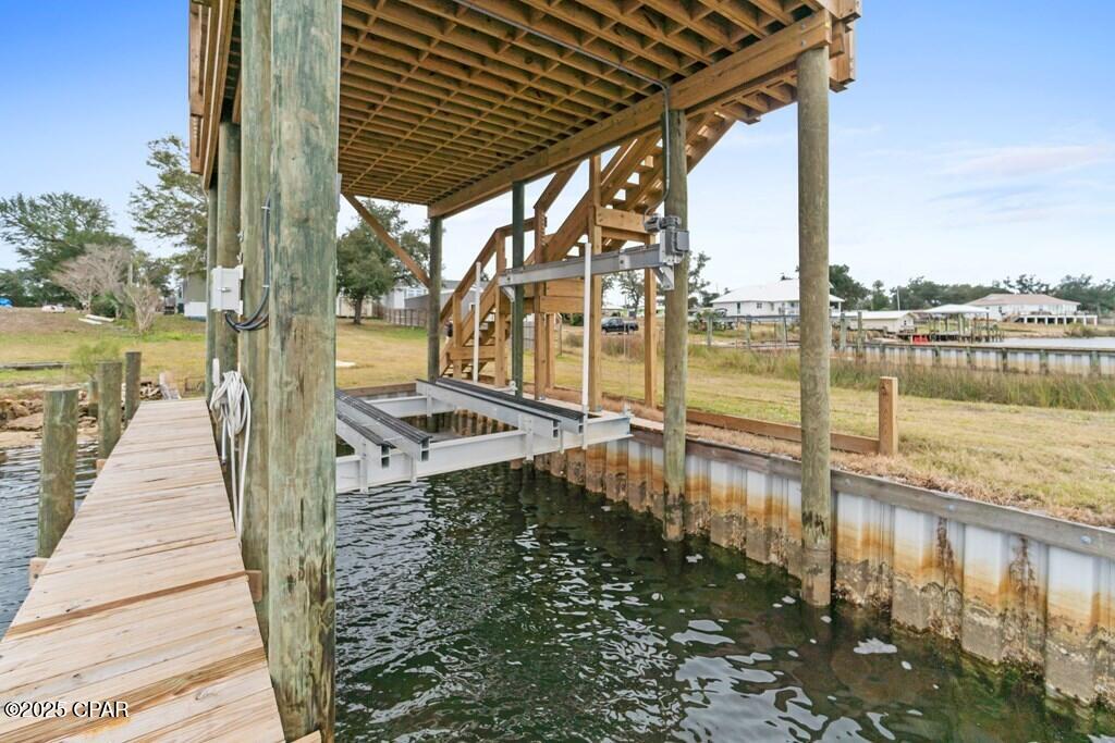 Listing photo id 24 for 303 Blackshear Drive