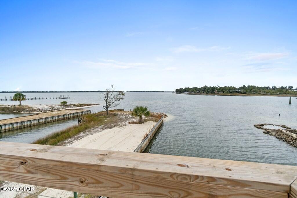 Listing photo id 25 for 303 Blackshear Drive