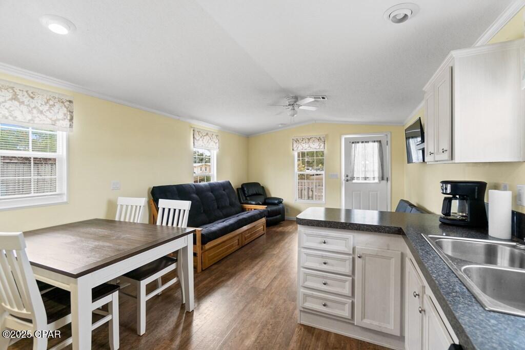 Listing photo id 33 for 303 Blackshear Drive