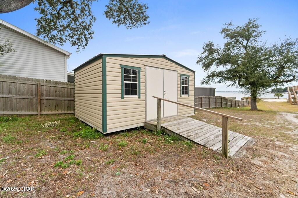 Listing photo id 37 for 303 Blackshear Drive