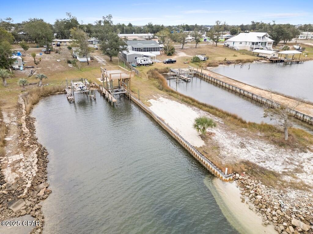 Listing photo id 5 for 303 Blackshear Drive