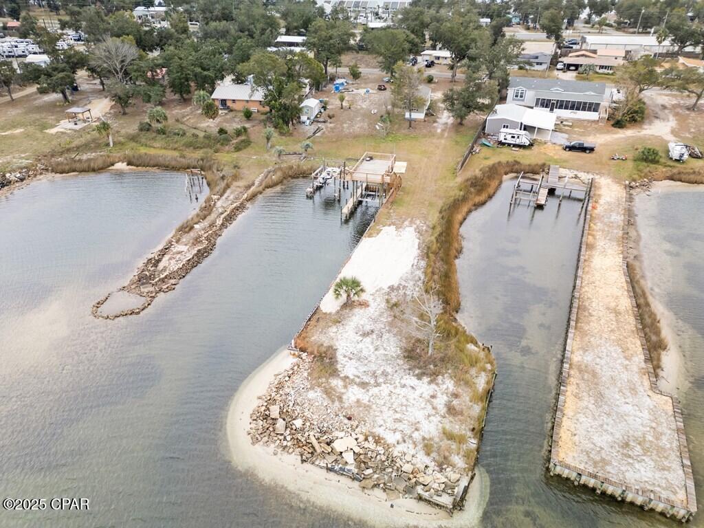 Listing photo id 7 for 303 Blackshear Drive