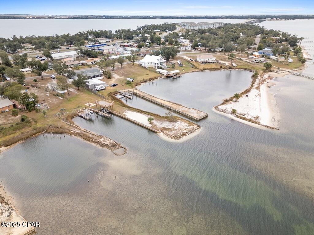 Listing photo id 9 for 303 Blackshear Drive