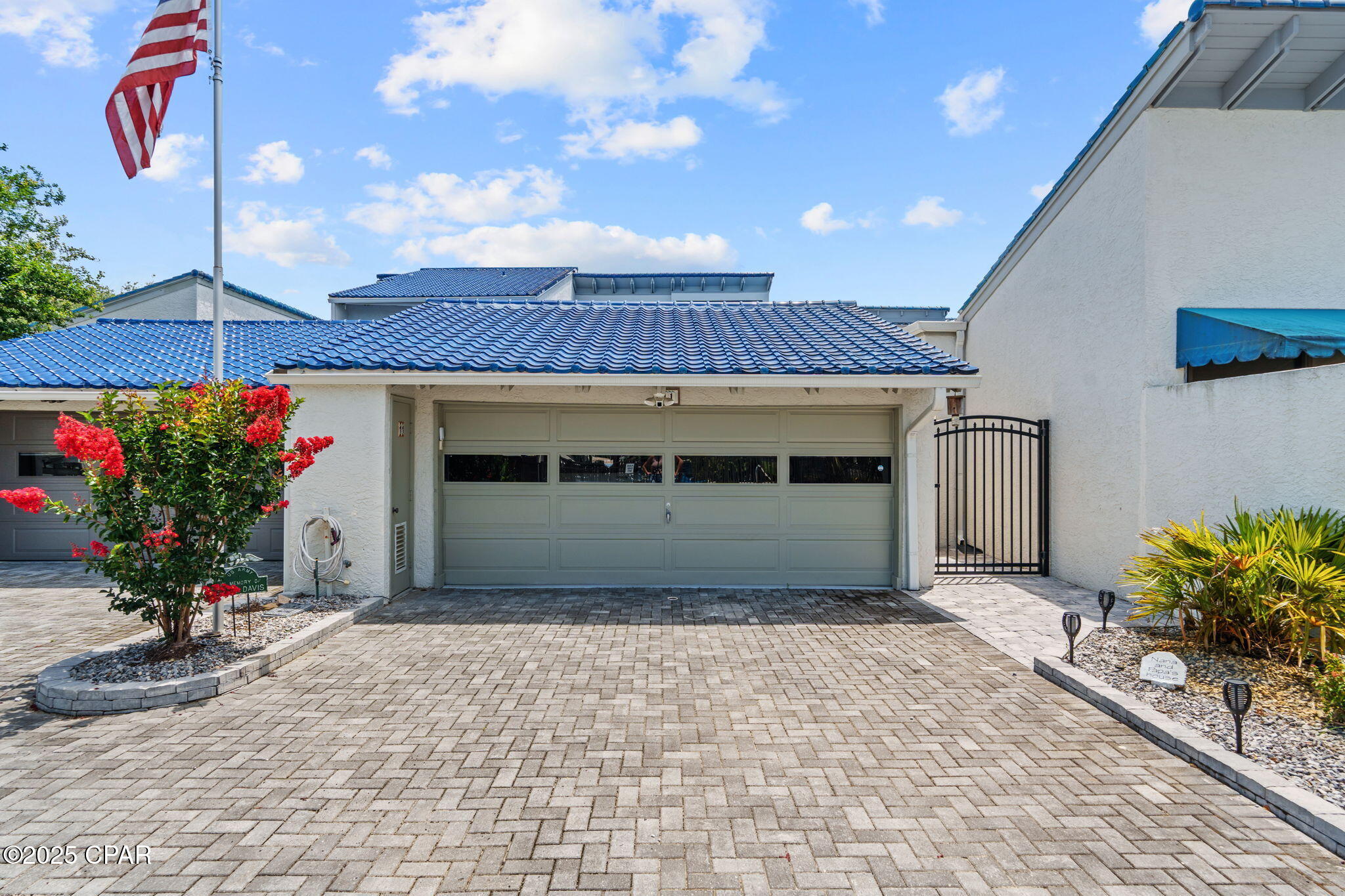 Listing photo id 1 for 425 Bayshore Drive 11