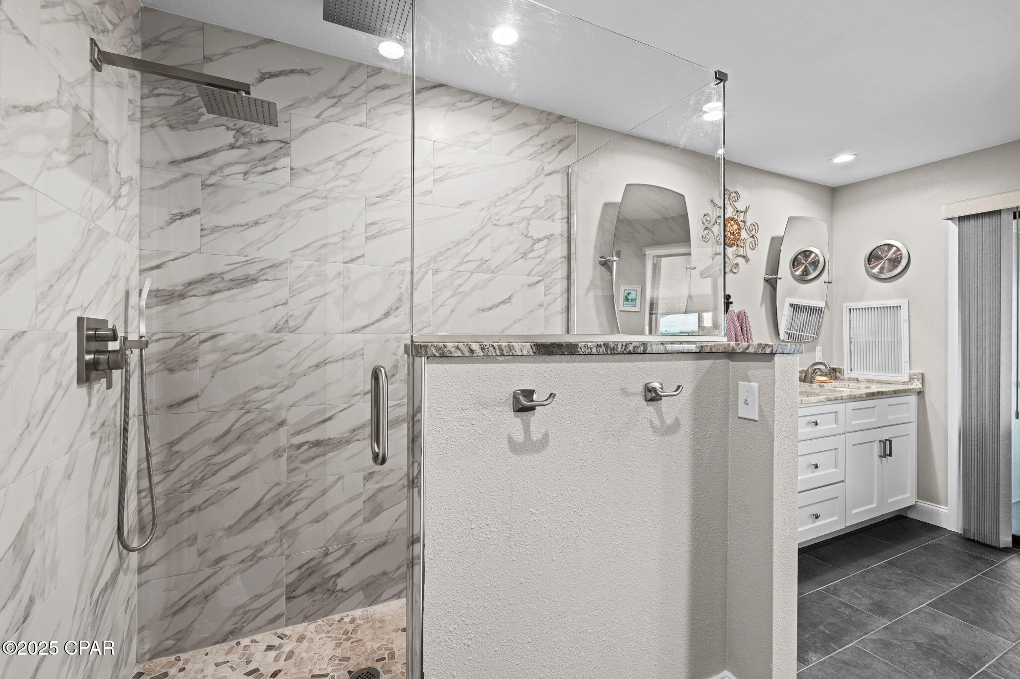 Listing photo id 33 for 425 Bayshore Drive 11