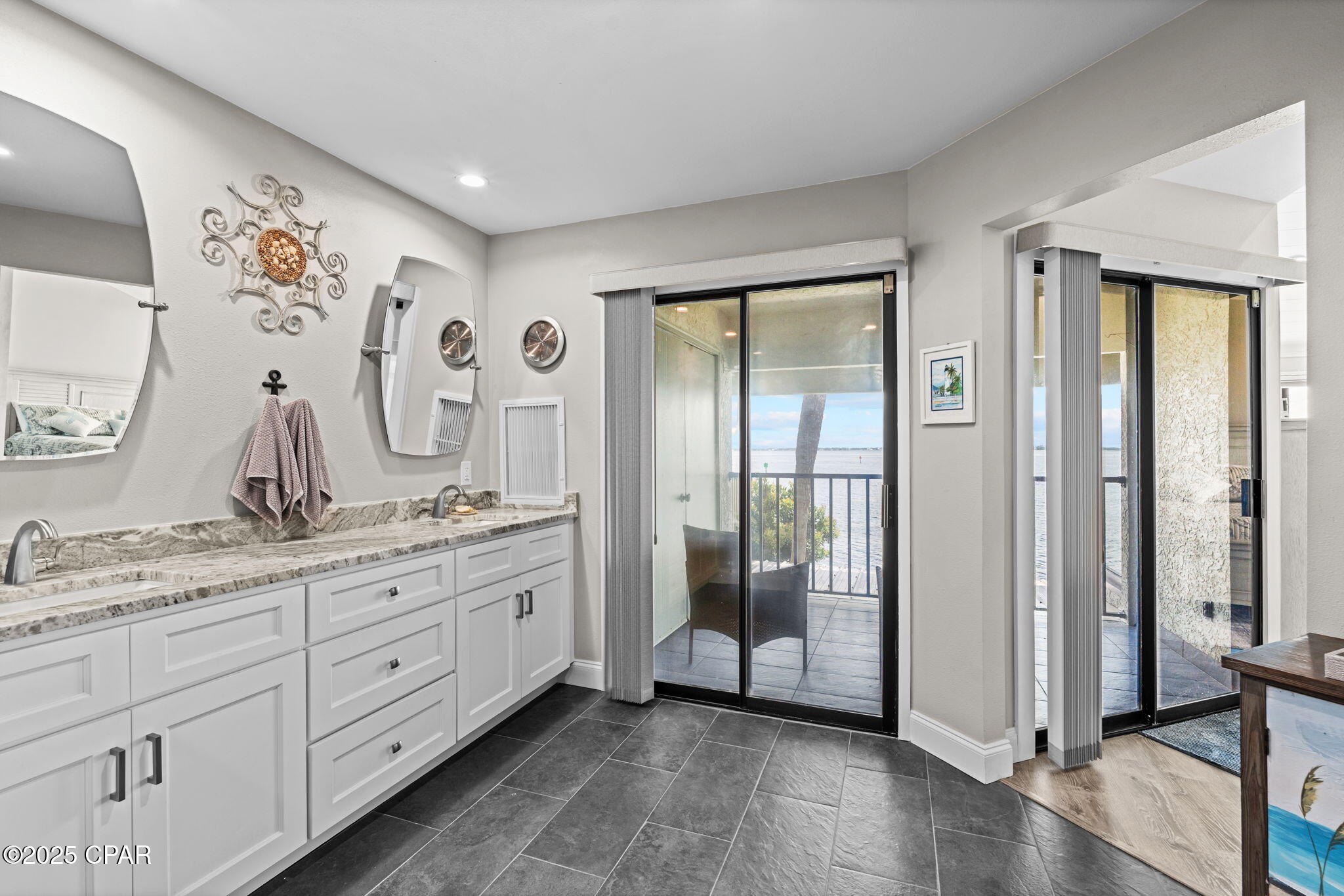 Listing photo id 34 for 425 Bayshore Drive 11