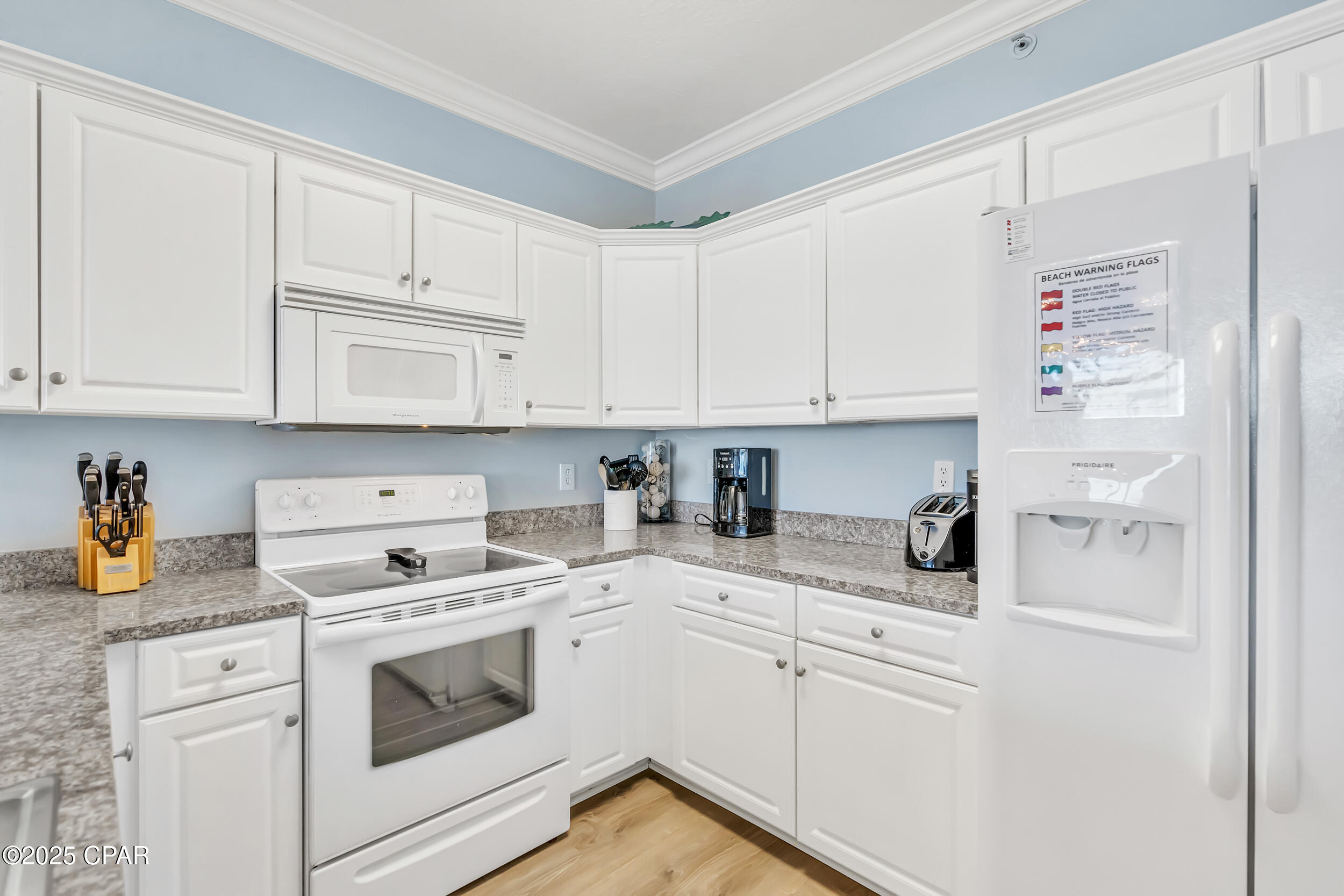 Listing photo id 16 for 17545 Front Beach Road 2004