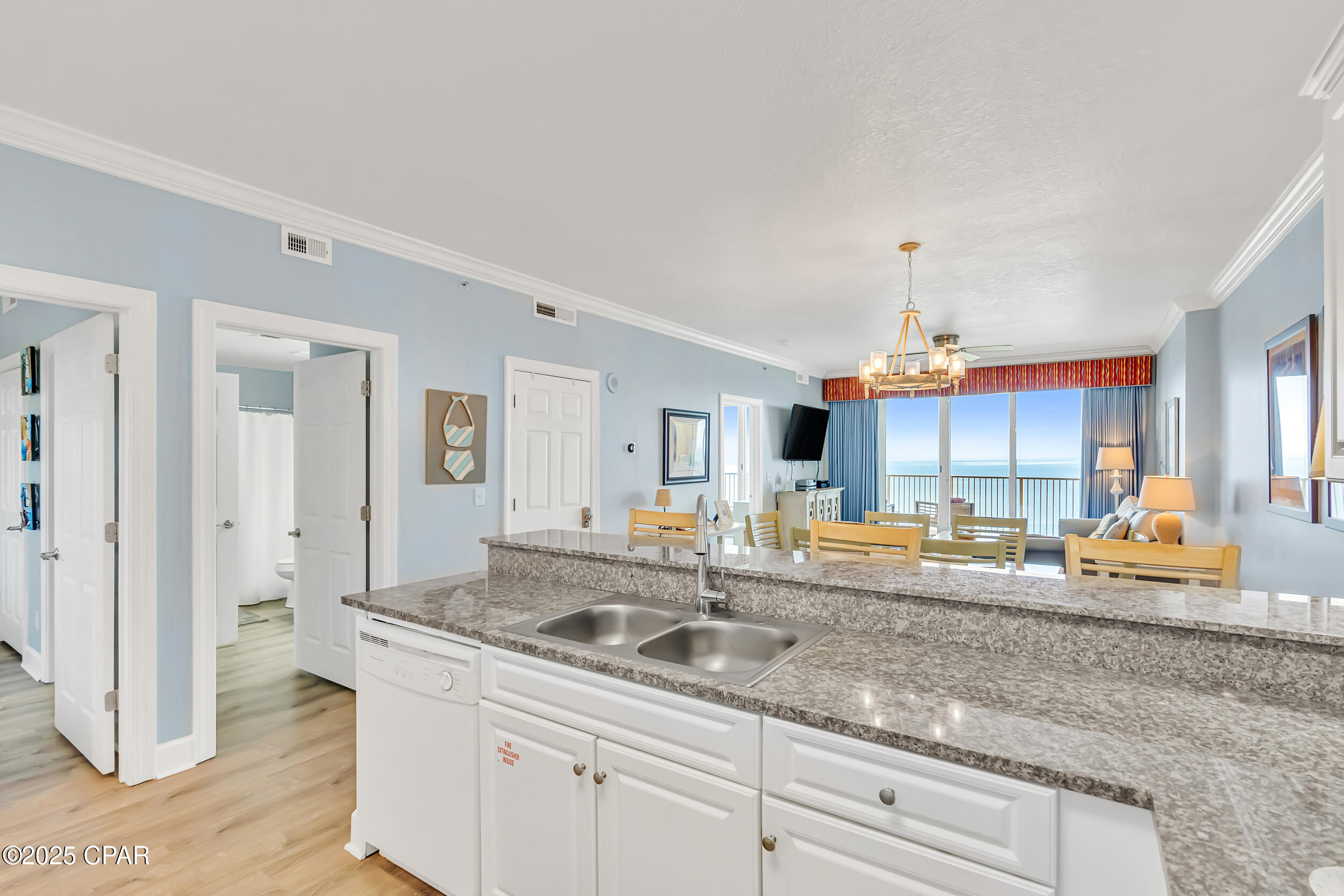 Listing photo id 17 for 17545 Front Beach Road 2004