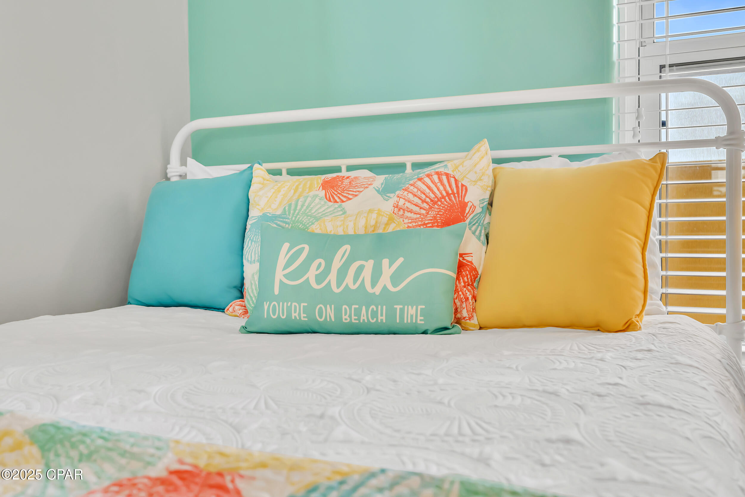 Listing photo id 35 for 17545 Front Beach Road 2004