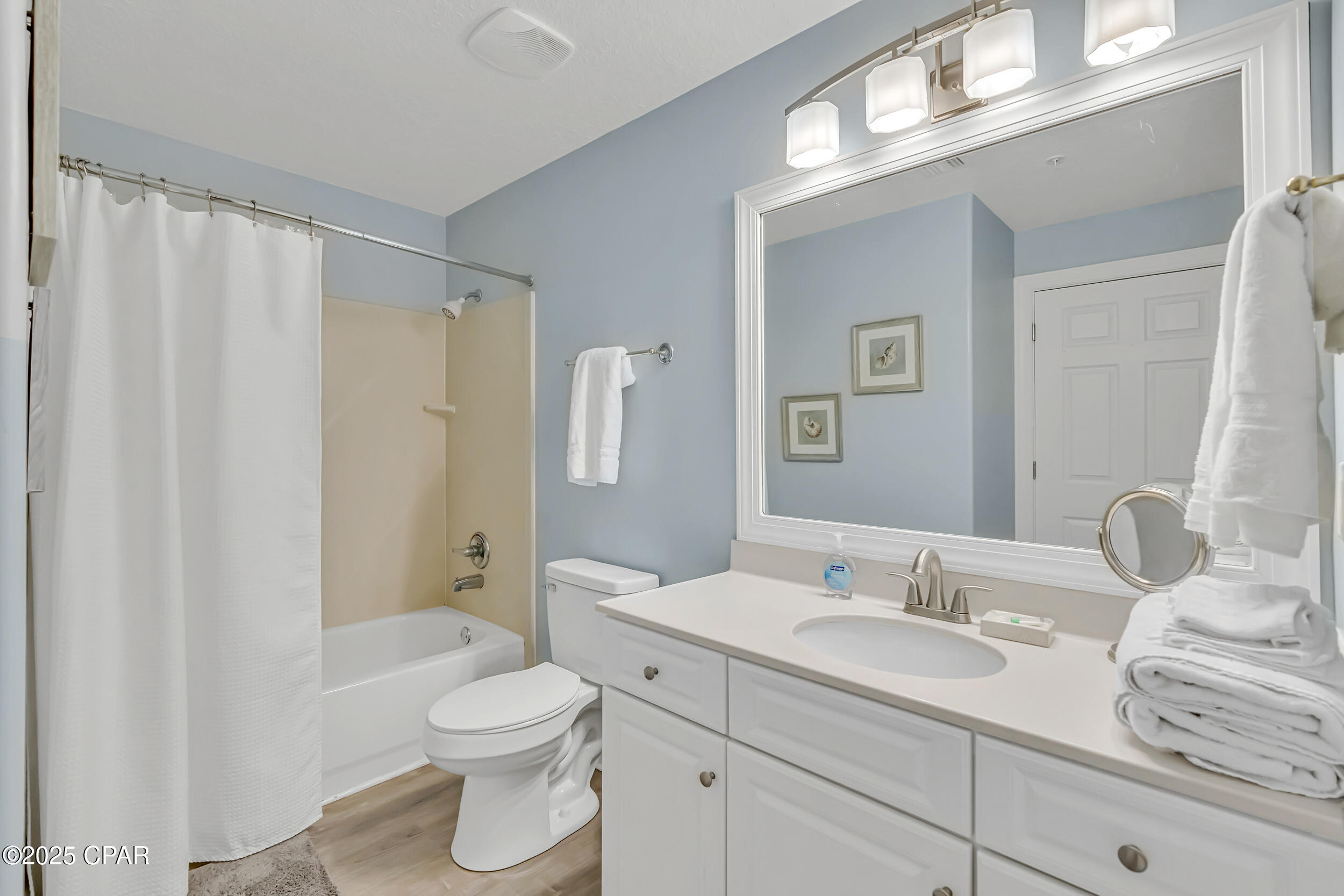 Listing photo id 36 for 17545 Front Beach Road 2004