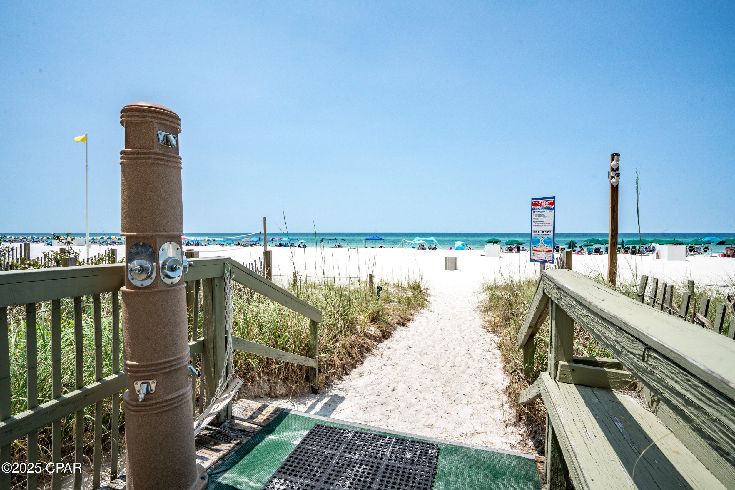 Listing photo id 39 for 17545 Front Beach Road 2004