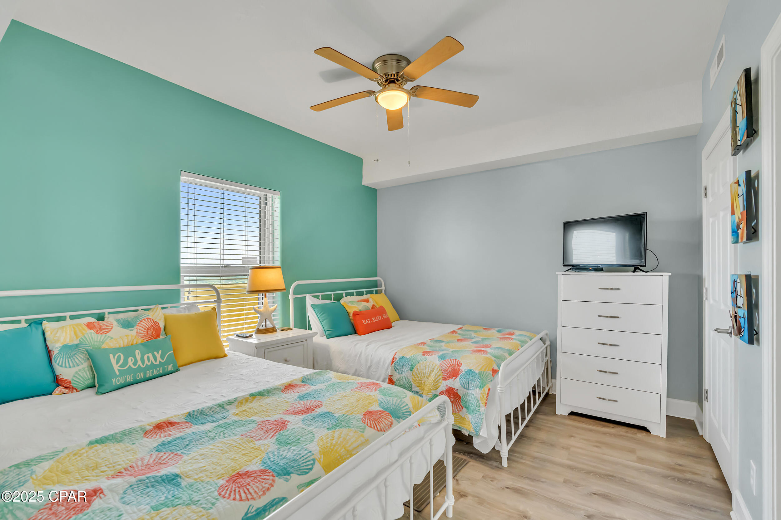 Listing photo id 7 for 17545 Front Beach Road 2004