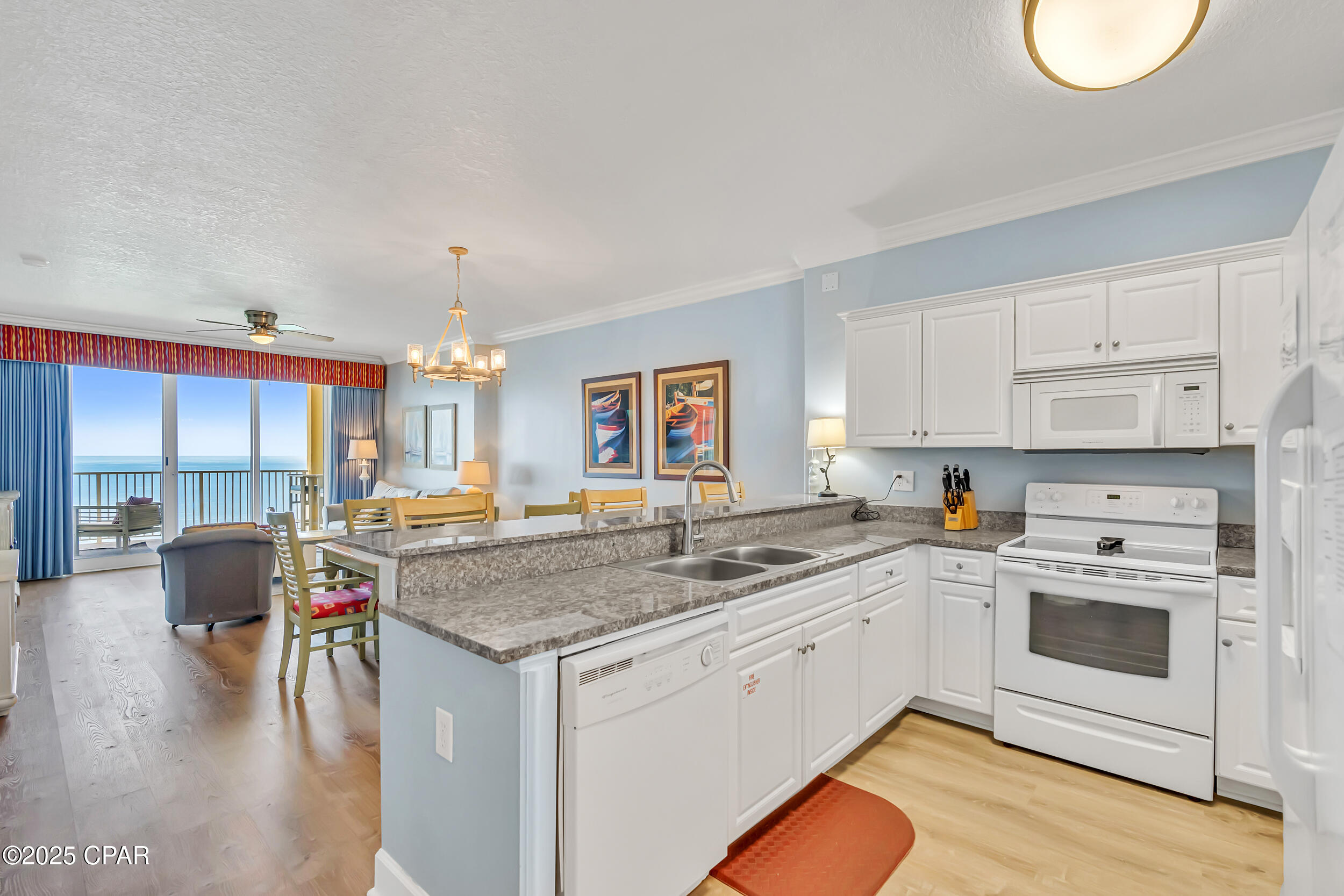 Listing photo id 9 for 17545 Front Beach Road 2004