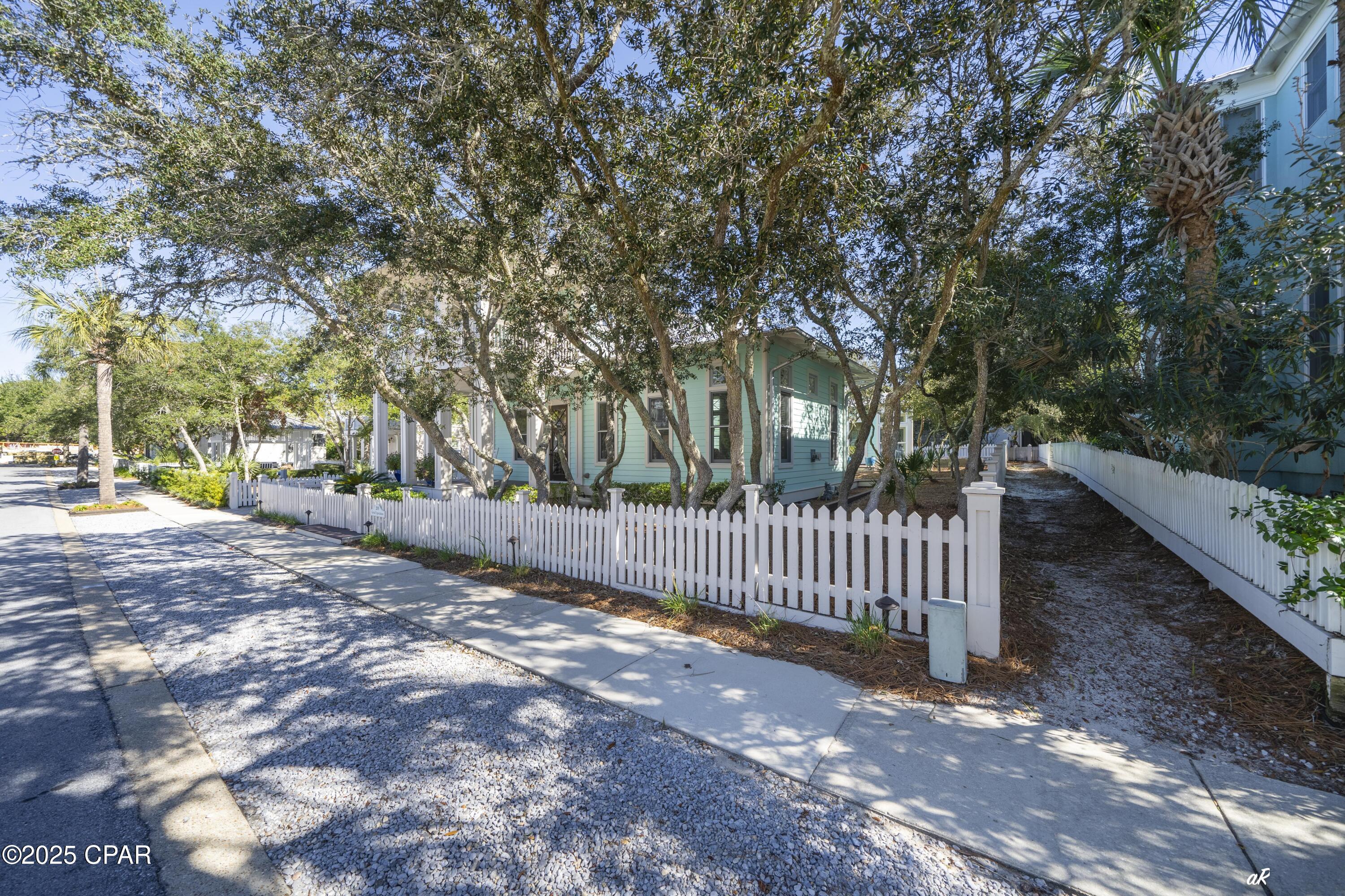 Listing photo id 5 for 209 Dunecrest Lane