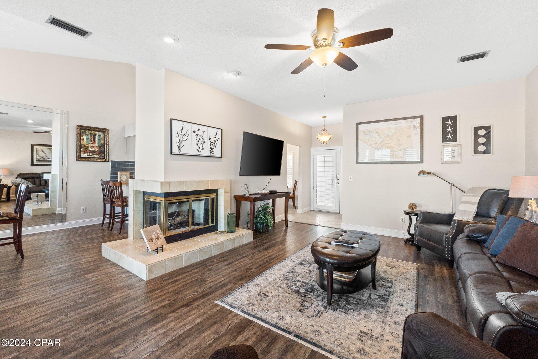 Listing photo id 15 for 4620 Bay Point Road 1018