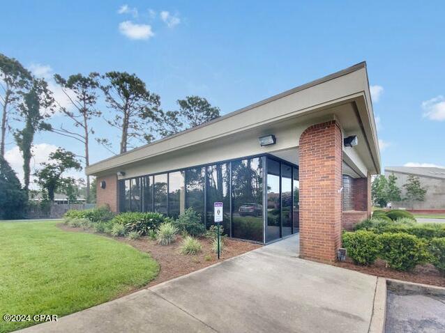 Listing photo id 1 for 2209 Thomas Drive