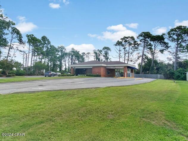 Listing photo id 5 for 2209 Thomas Drive