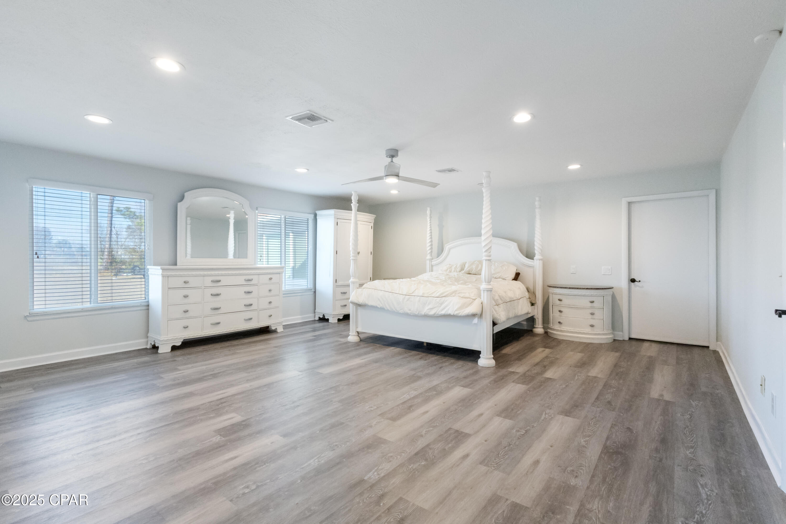 Listing photo id 12 for 2742 390 Highway