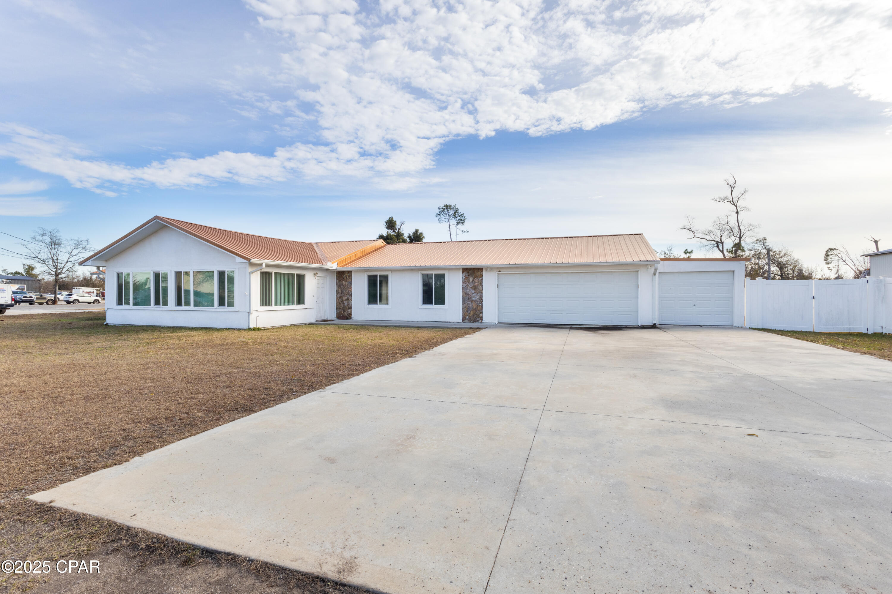 Listing photo id 3 for 2742 390 Highway